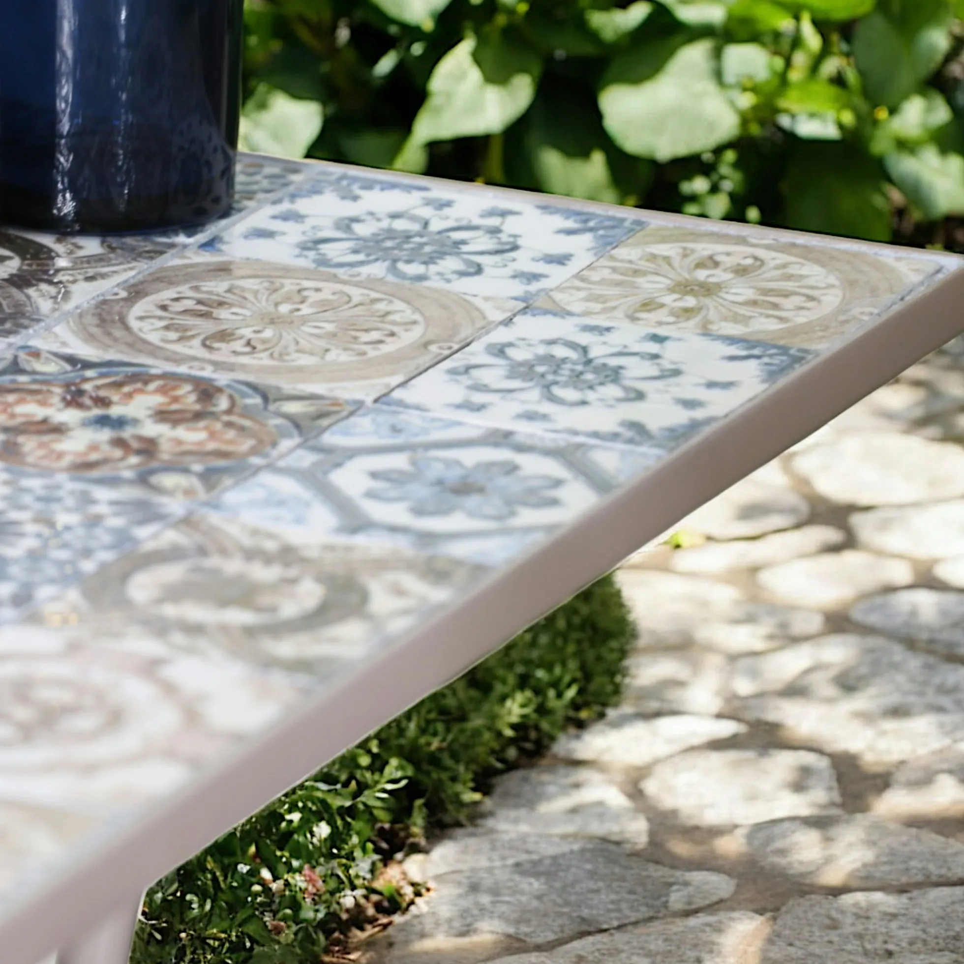 Petite table de jardin carreaux de ciment bleu et taupe 58 cm GRENADE