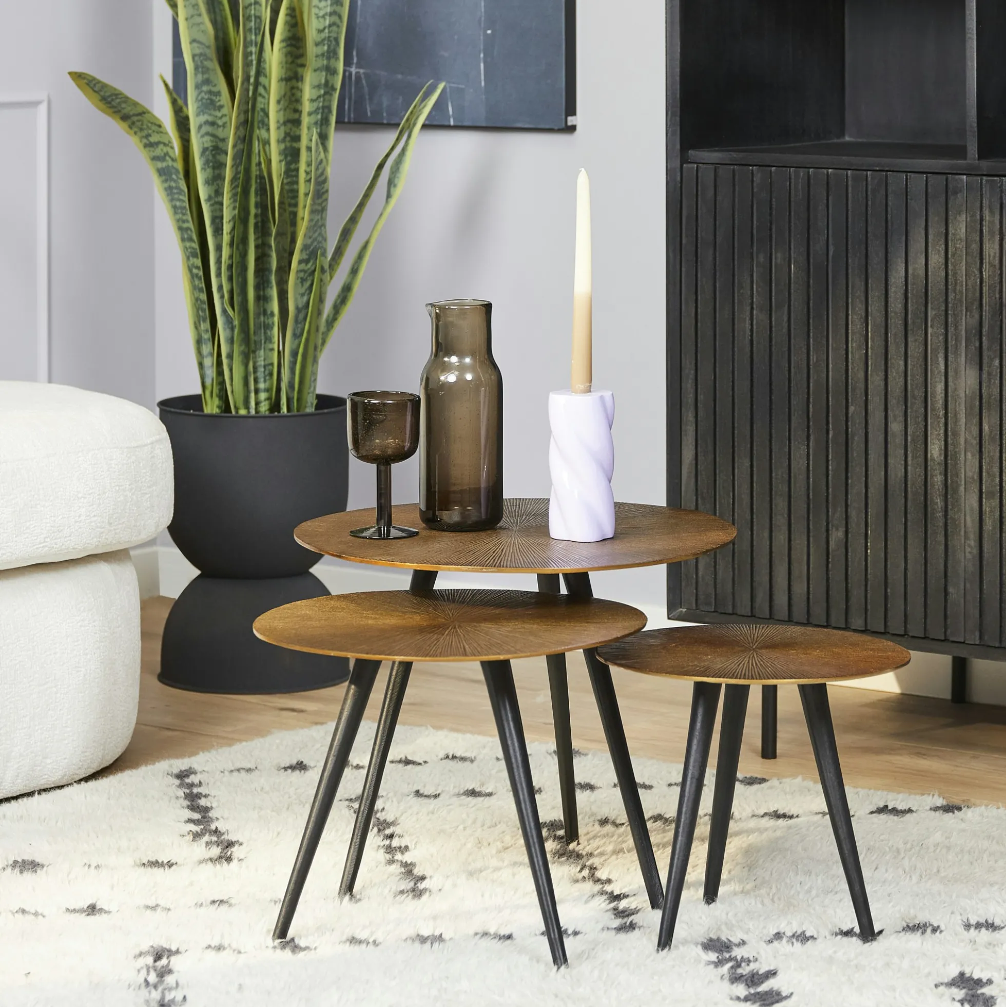 Petite table gigogne en aluminium doré à rainures (lot de 3) KANO