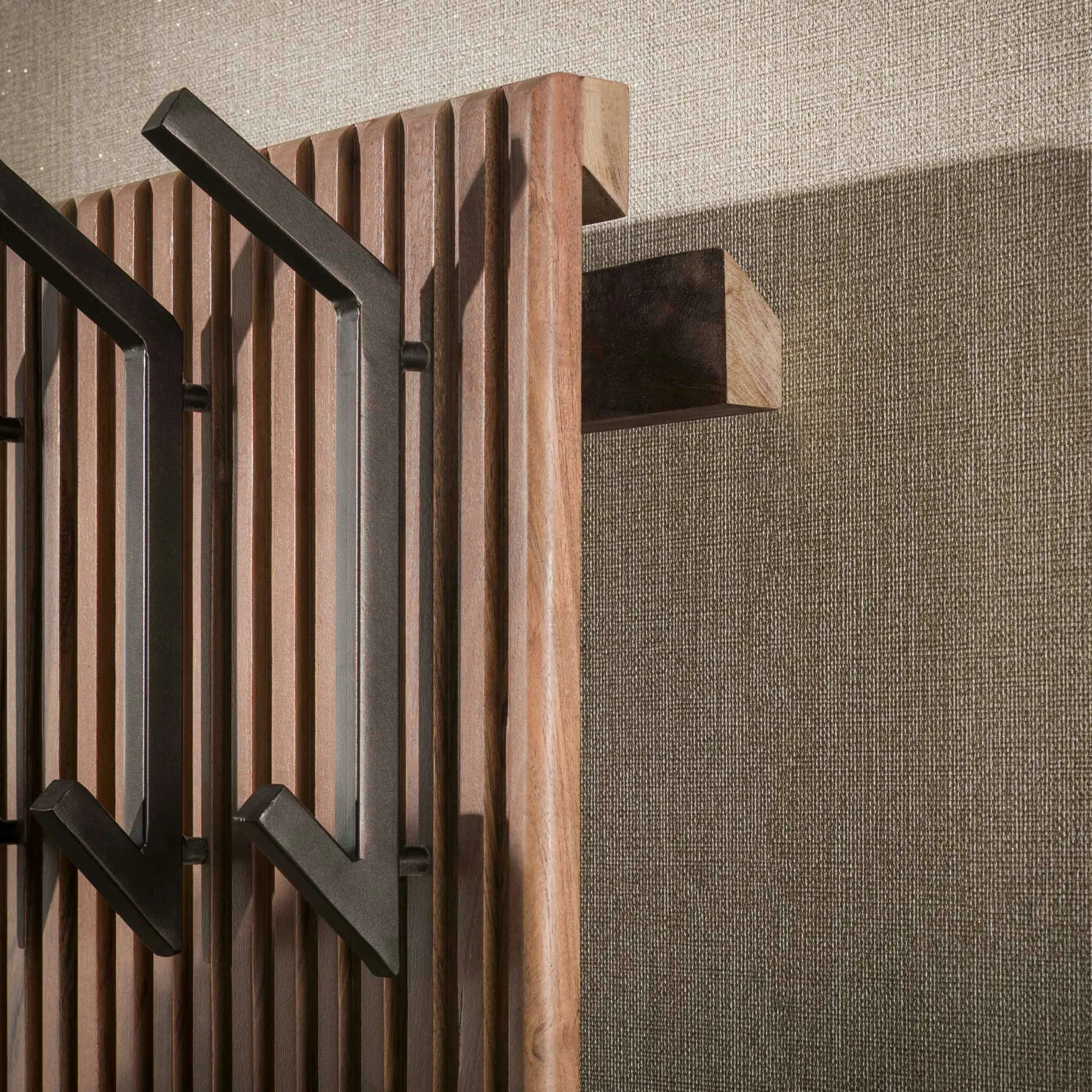 Portemanteau mural en bois d'acacia rainuré 10 crochets NAKO