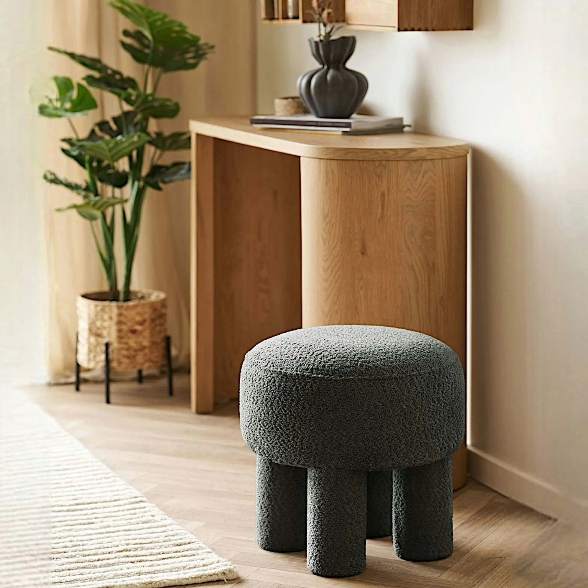 Pouf bouclette gris charbon à pieds larges BERLIN