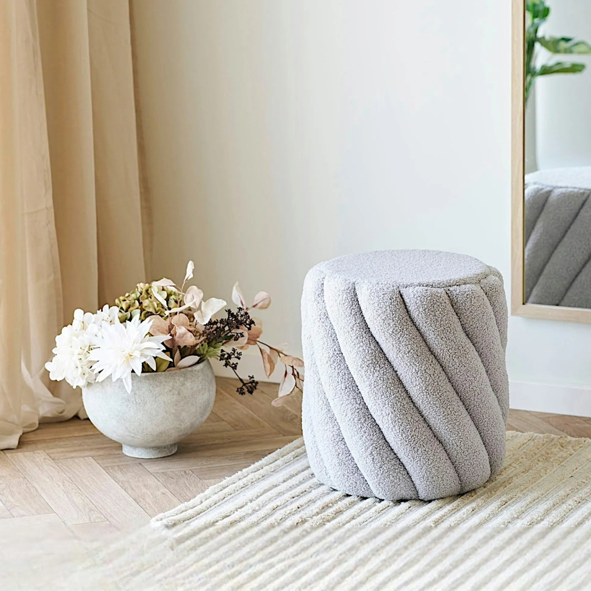 Pouf de salon bouclette grise à larges bandes BERLIN