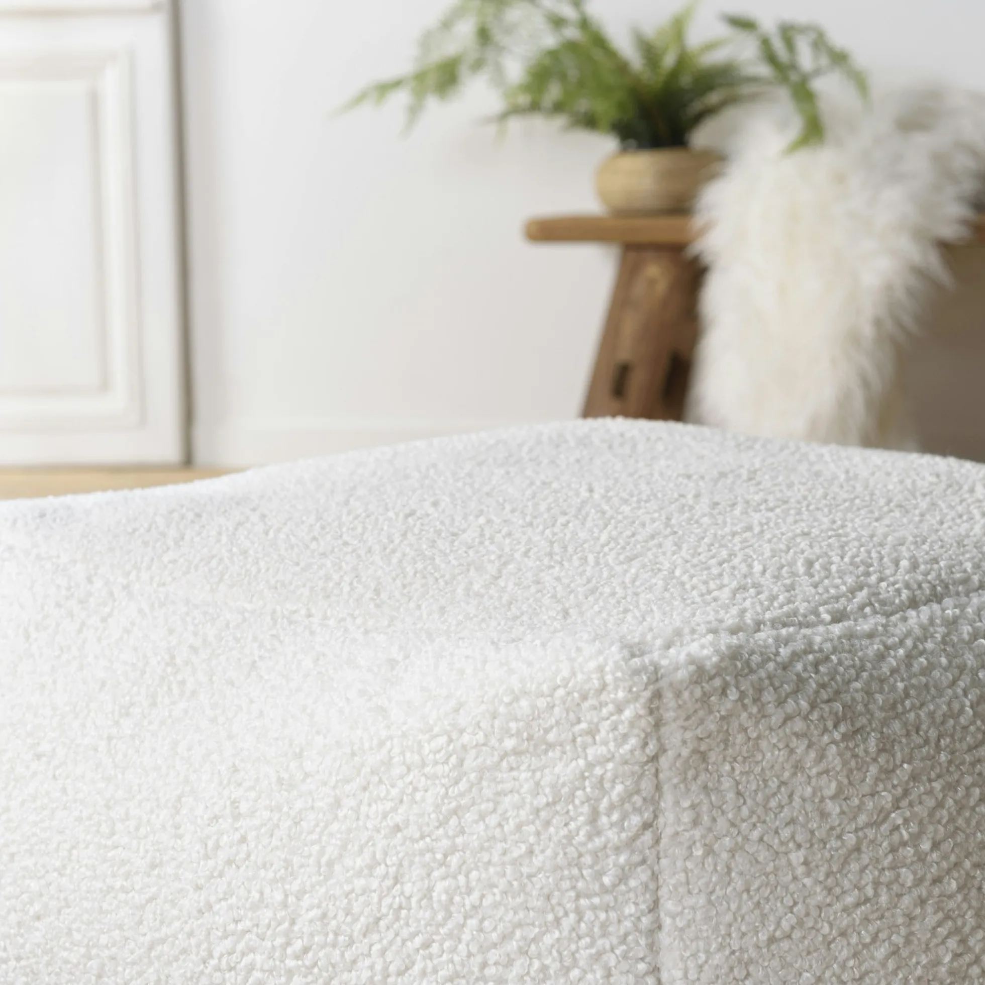 Pouf de salon carré blanc tissu bouclettes TIM