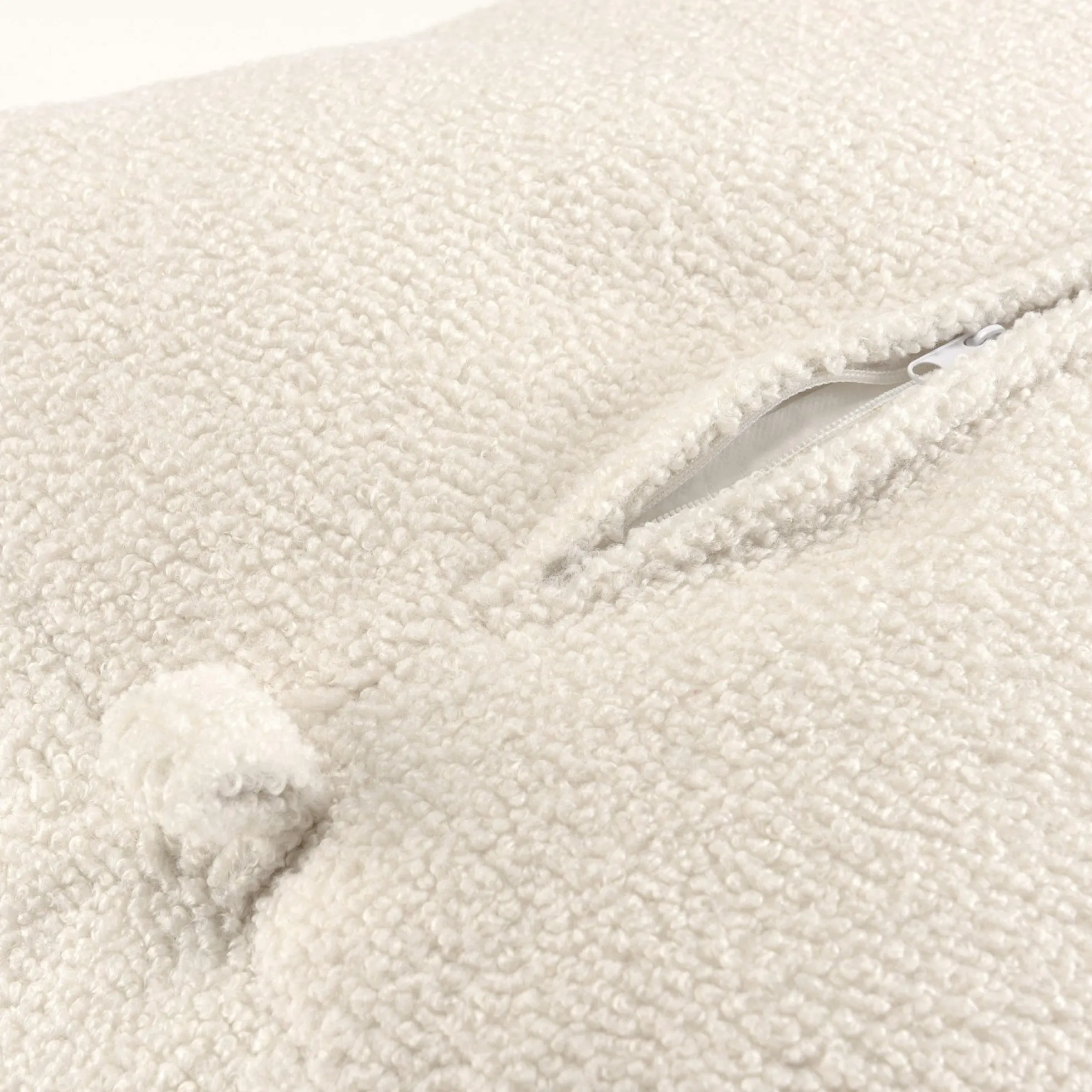 Pouf de salon carré blanc tissu bouclettes TIM