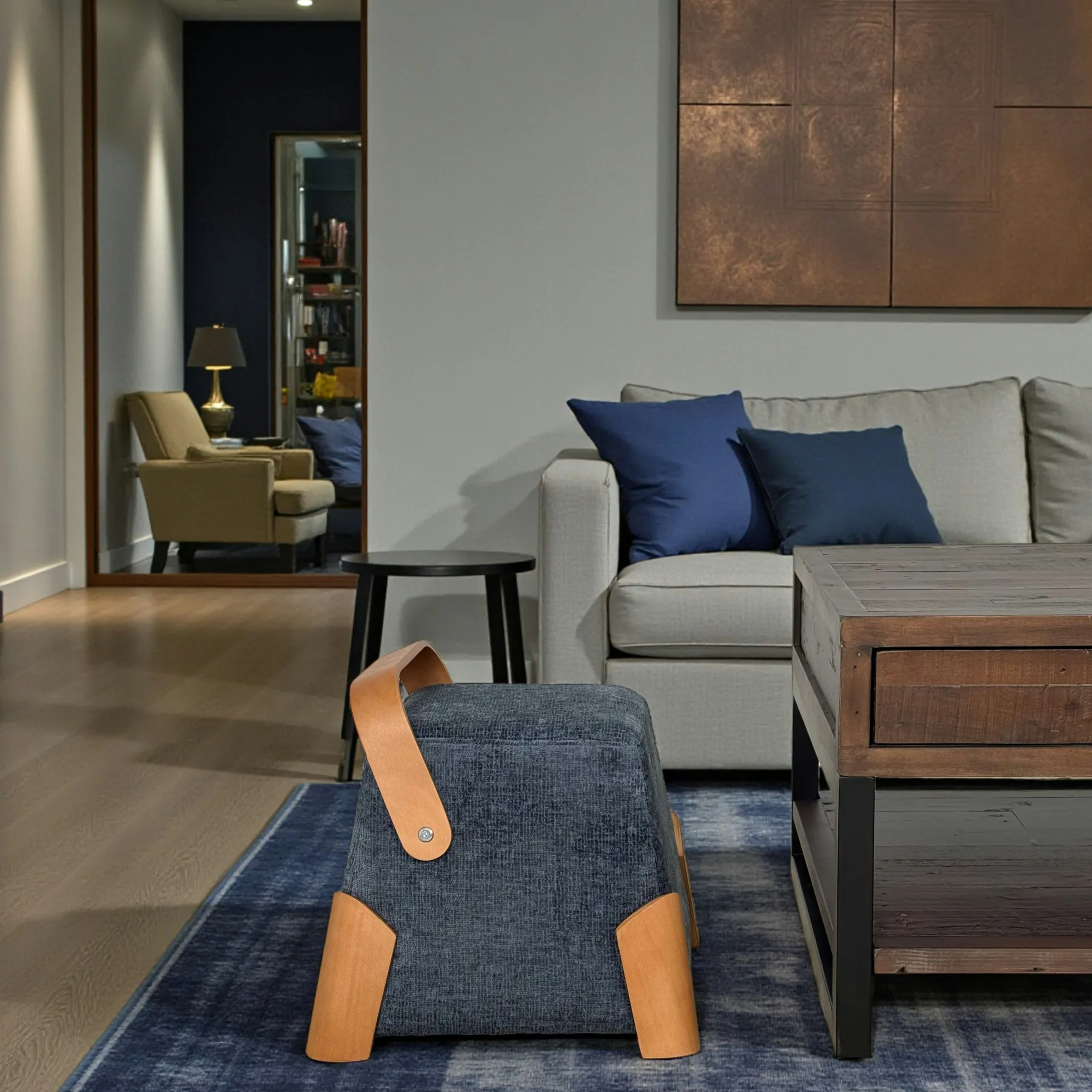 Pouf design bleu avec poignée en bois IENA