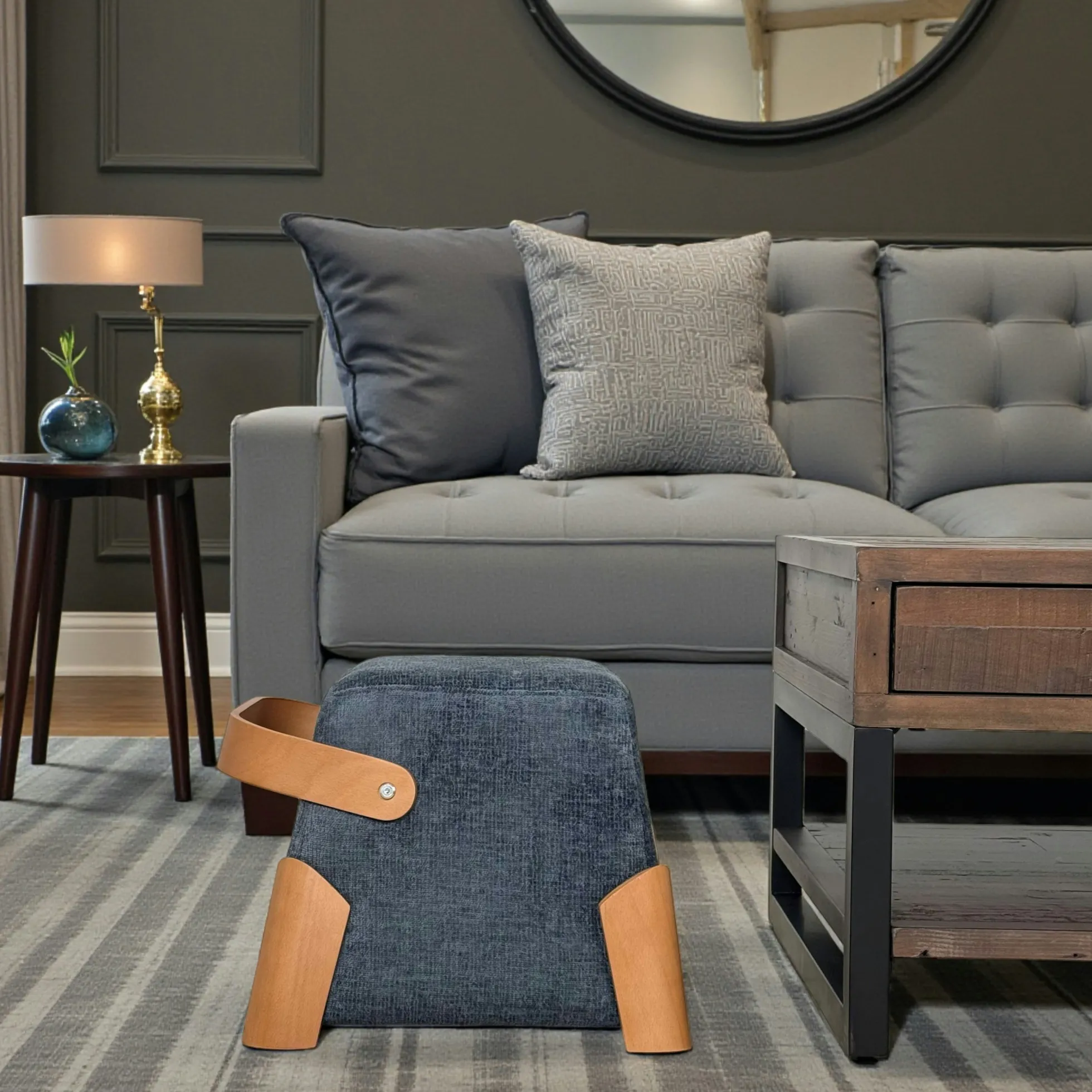 Pouf design bleu avec poignée en bois IENA
