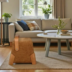 Pouf design moutarde avec poignée en bois IENA