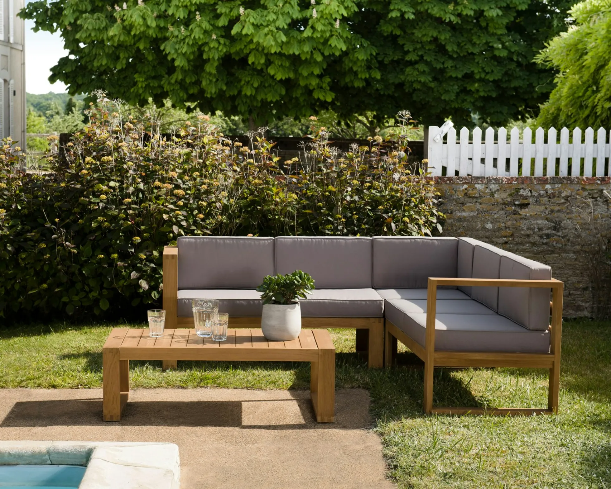 Salon de jardin en teck BERGEN (1 canapé d'angle 5 places, 1 table basse)