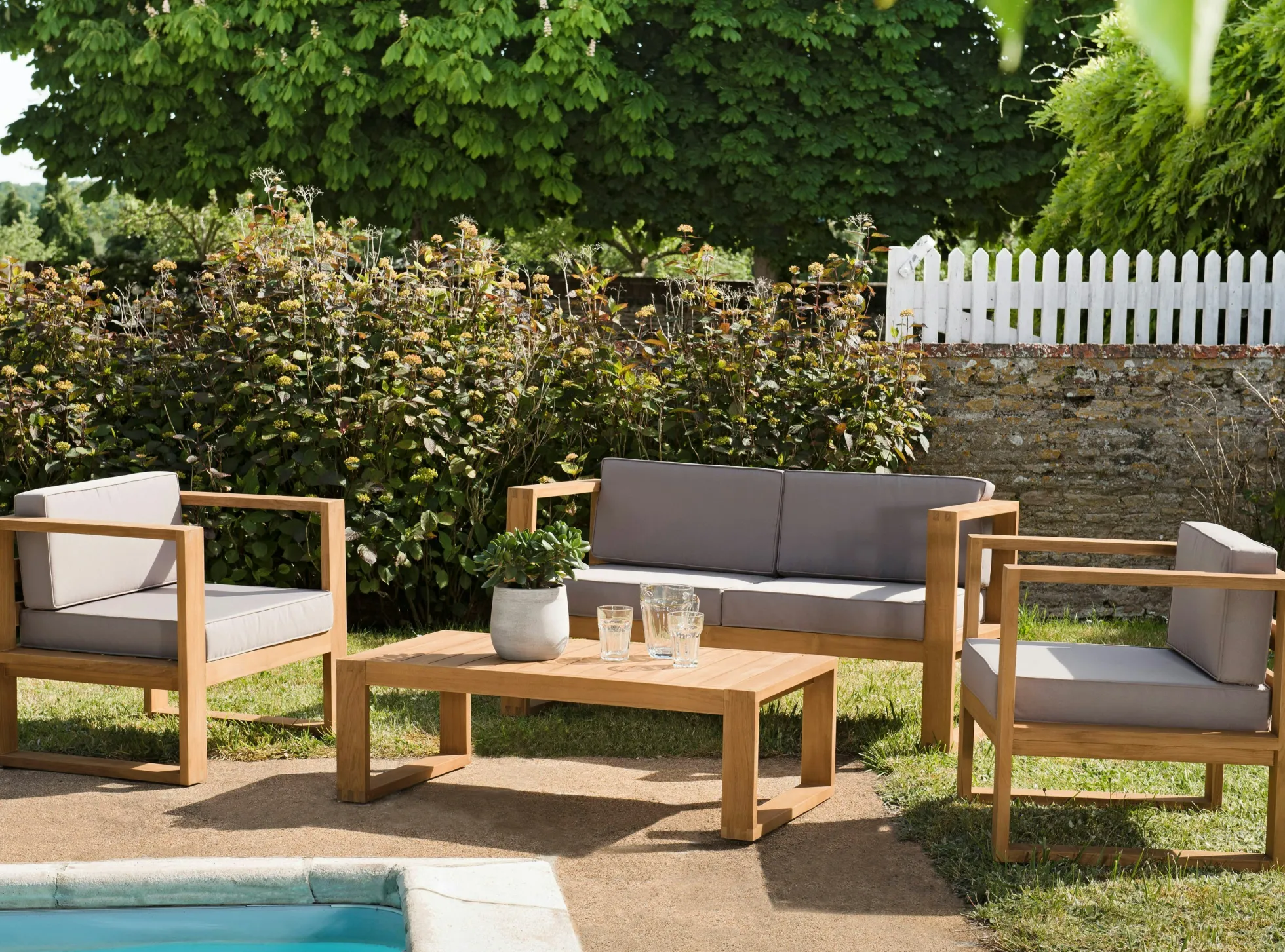 Salon de jardin en teck BERGEN (1 canapé 2 places, 2 fauteuils, 1 table basse)