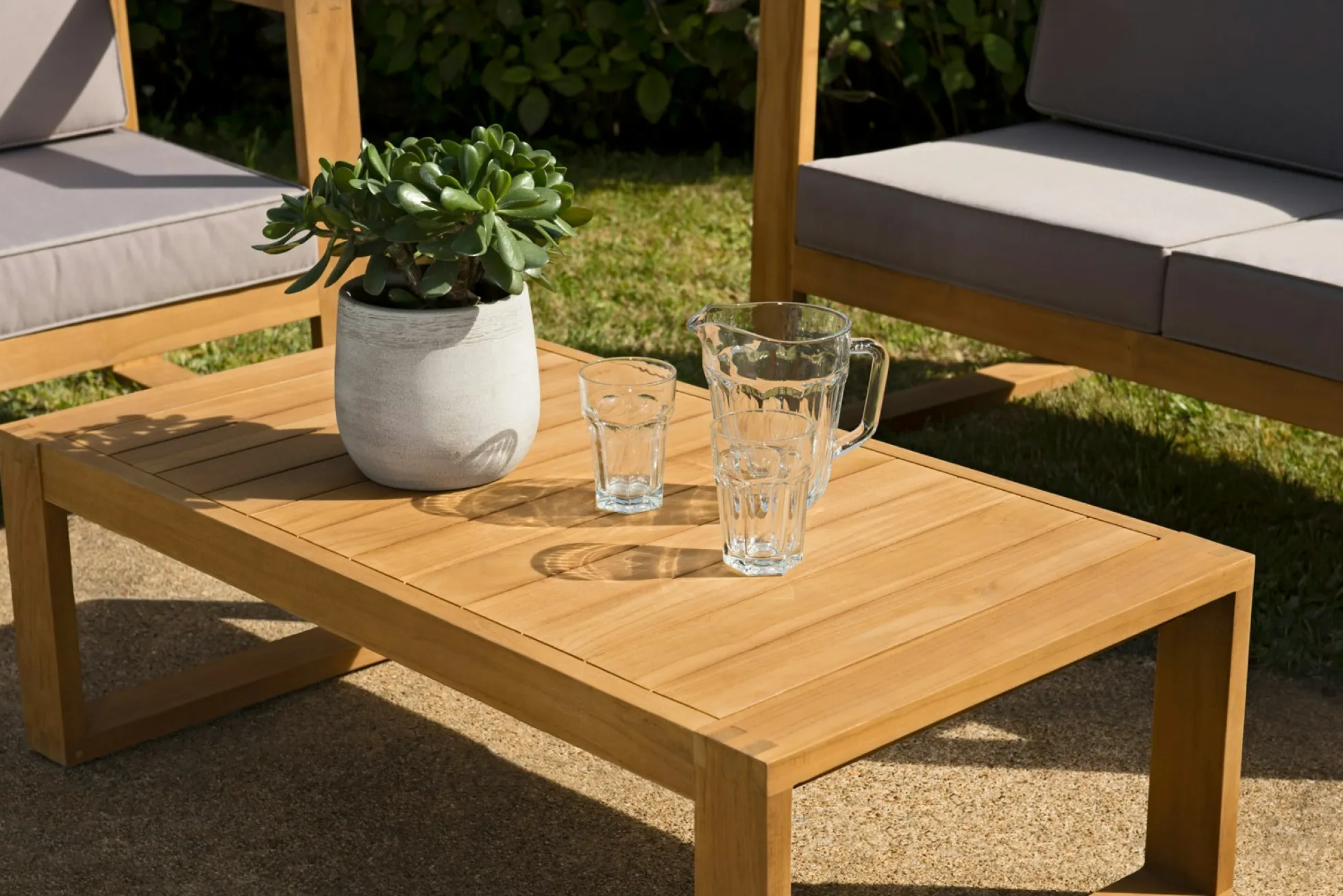 Salon de jardin en teck BERGEN (1 canapé 2 places, 2 fauteuils, 1 table basse)