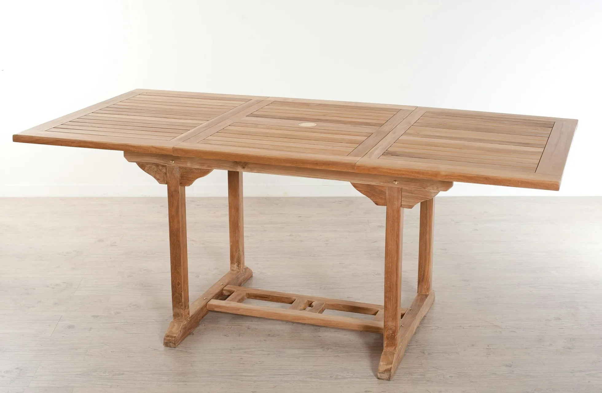 Salon de jardin en teck Table rectangle 120/180 cm et 6 chaises Java pliantes SUMMER