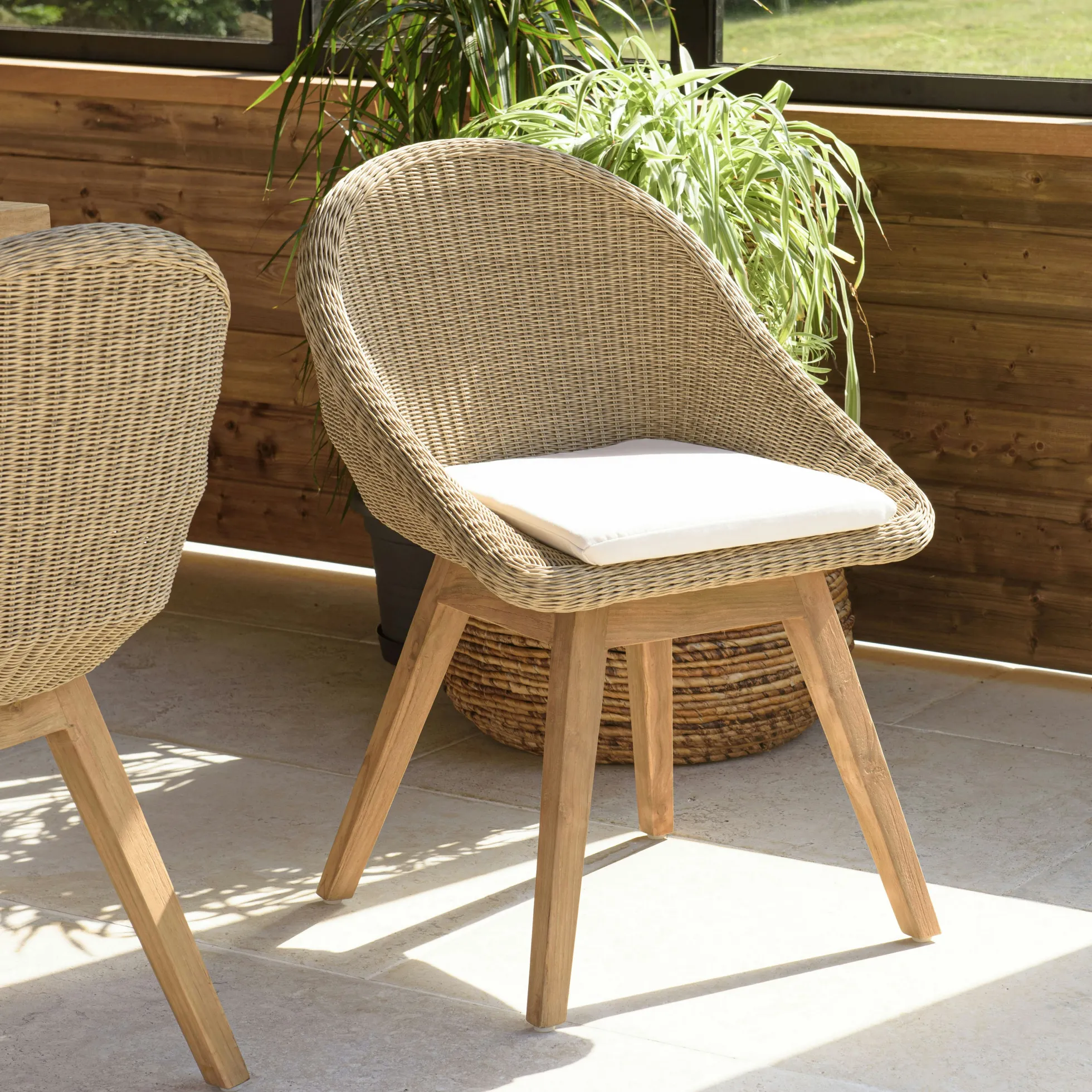 Salon de jardin teck naturel 1 table carrée 110 cm + 4 chaises arrondies résine tressée MANY