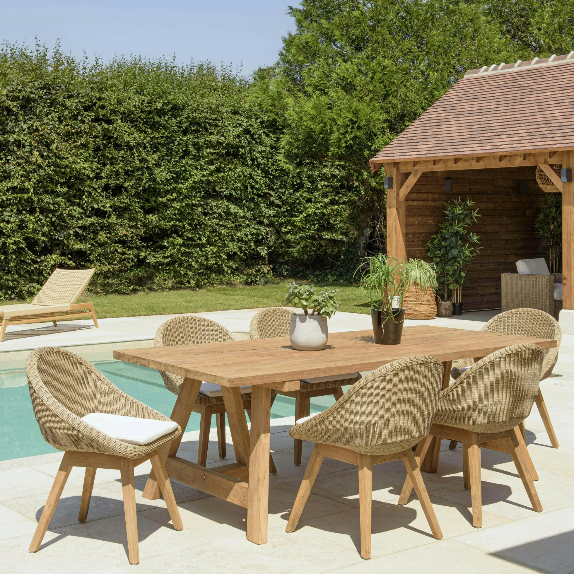 Salon de jardin teck naturel 1 table pieds tréteaux 220 cm + 6 chaises arrondies résine tressée MANY