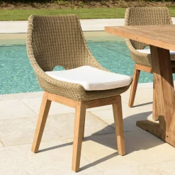 Salon de jardin teck naturel 1 table pieds en V 220 cm + 6 chaises résine tressée MANY