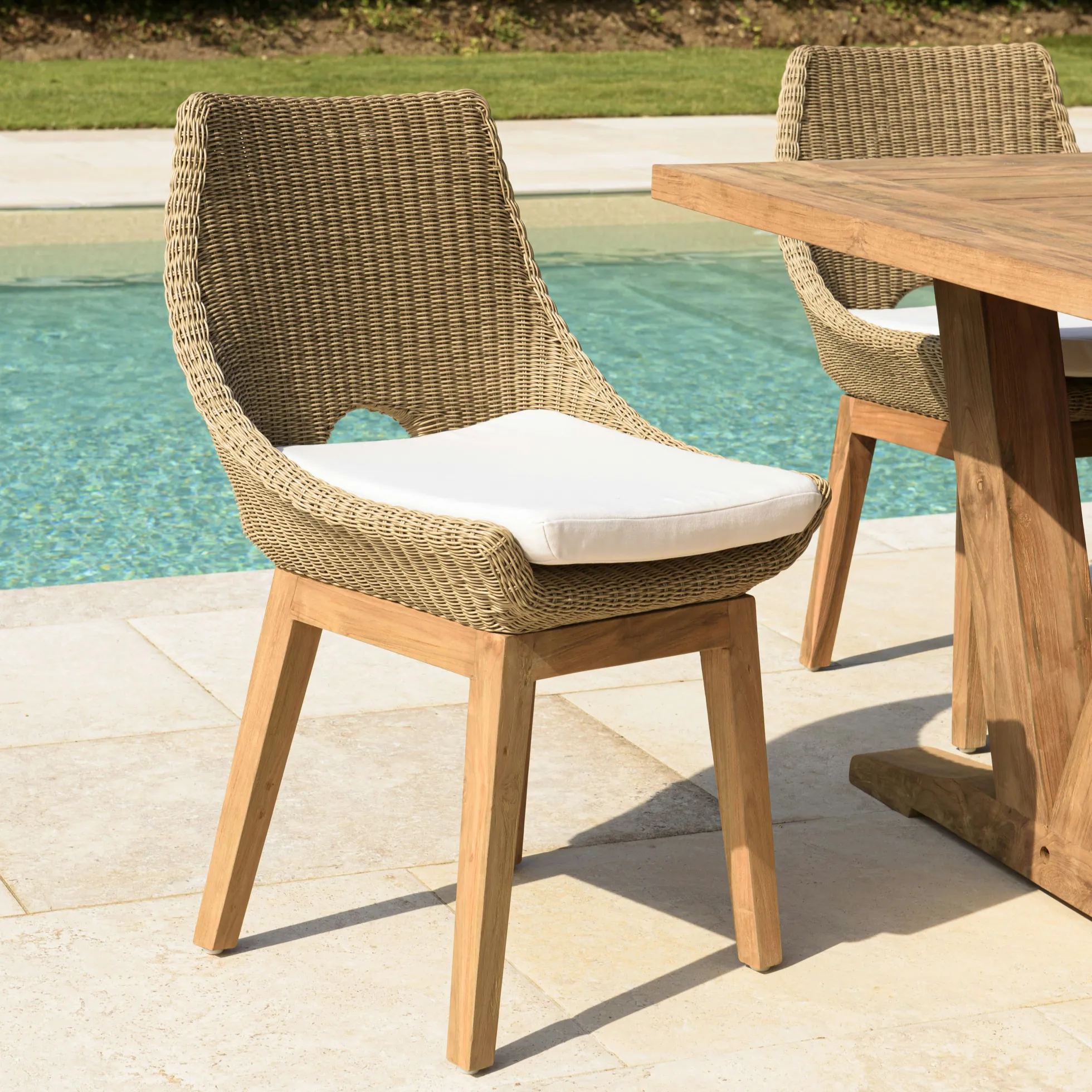 Salon de jardin teck naturel 1 table pieds en V 220 cm + 6 chaises résine tressée MANY