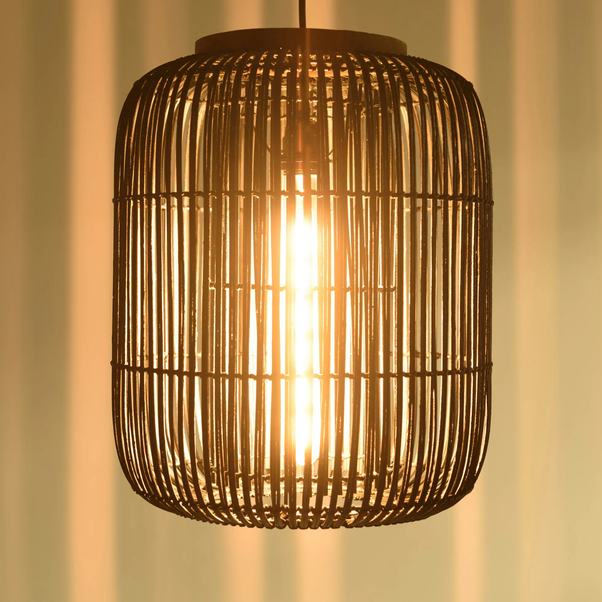 Suspension allongée 35x35cm en rotin couleur noire et teck FOLELLI