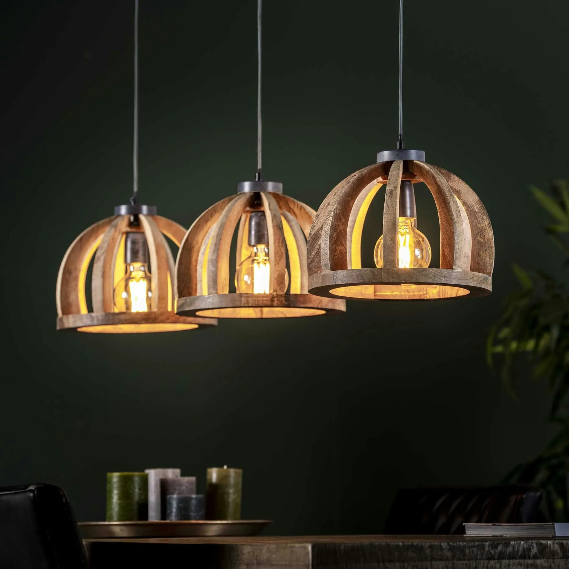 Suspension contemporaine 3 lampes ajourées bois de manguier LUCKNOW