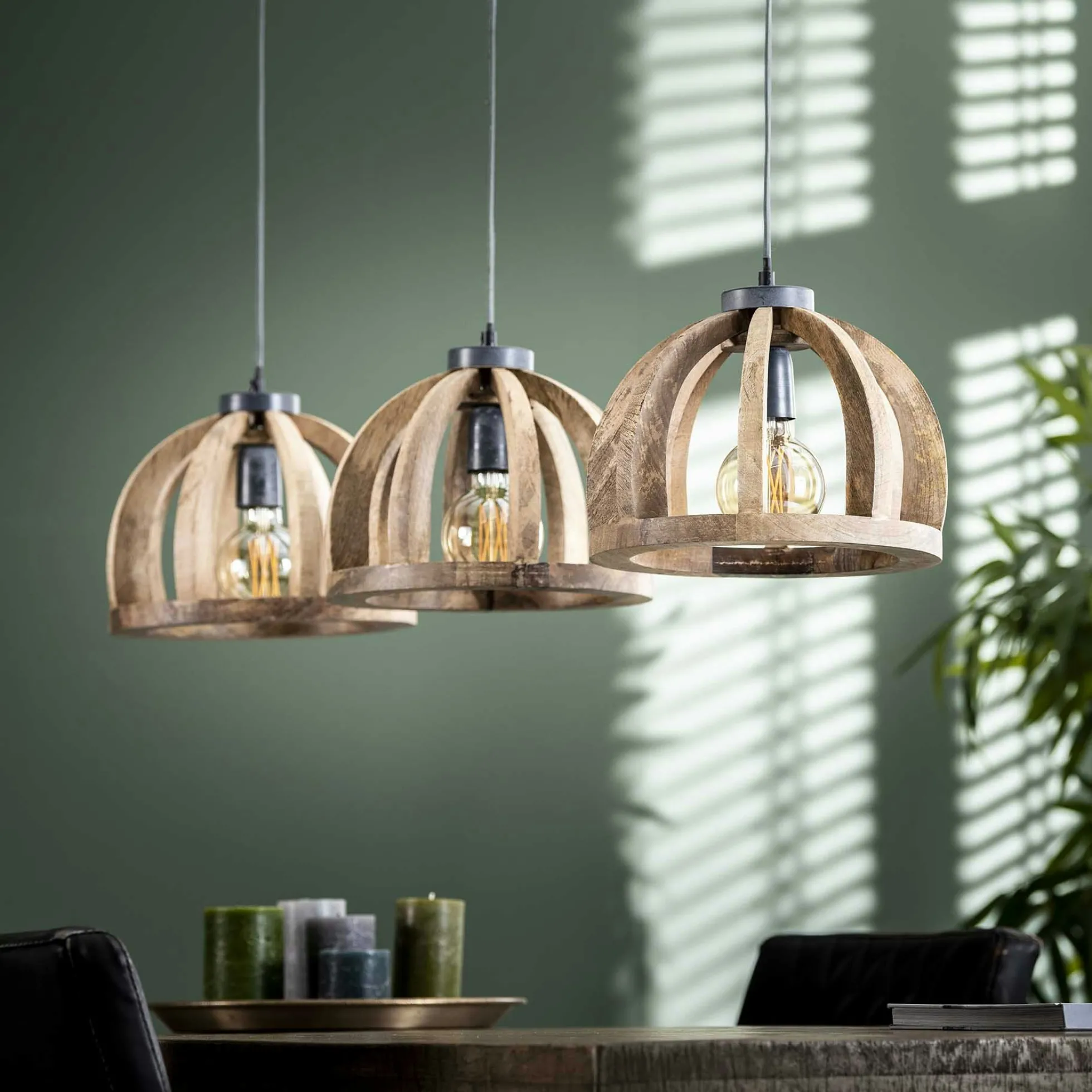 Suspension contemporaine 3 lampes ajourées bois de manguier LUCKNOW