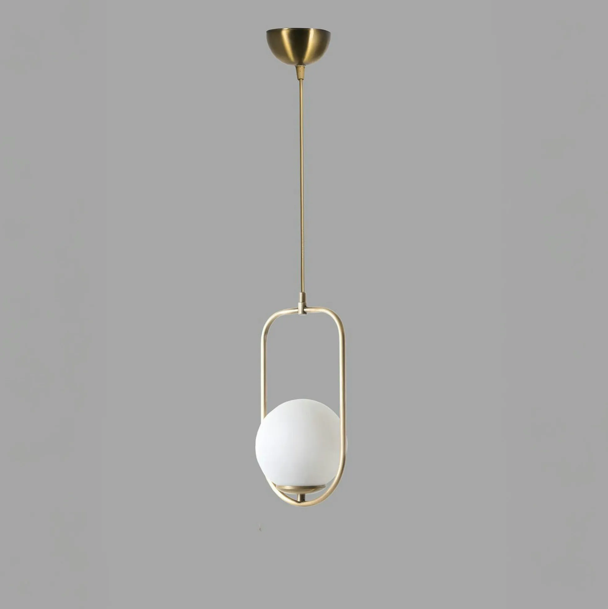 Suspension design dorée 1 globe verre dépoli sur cadre SIERRE