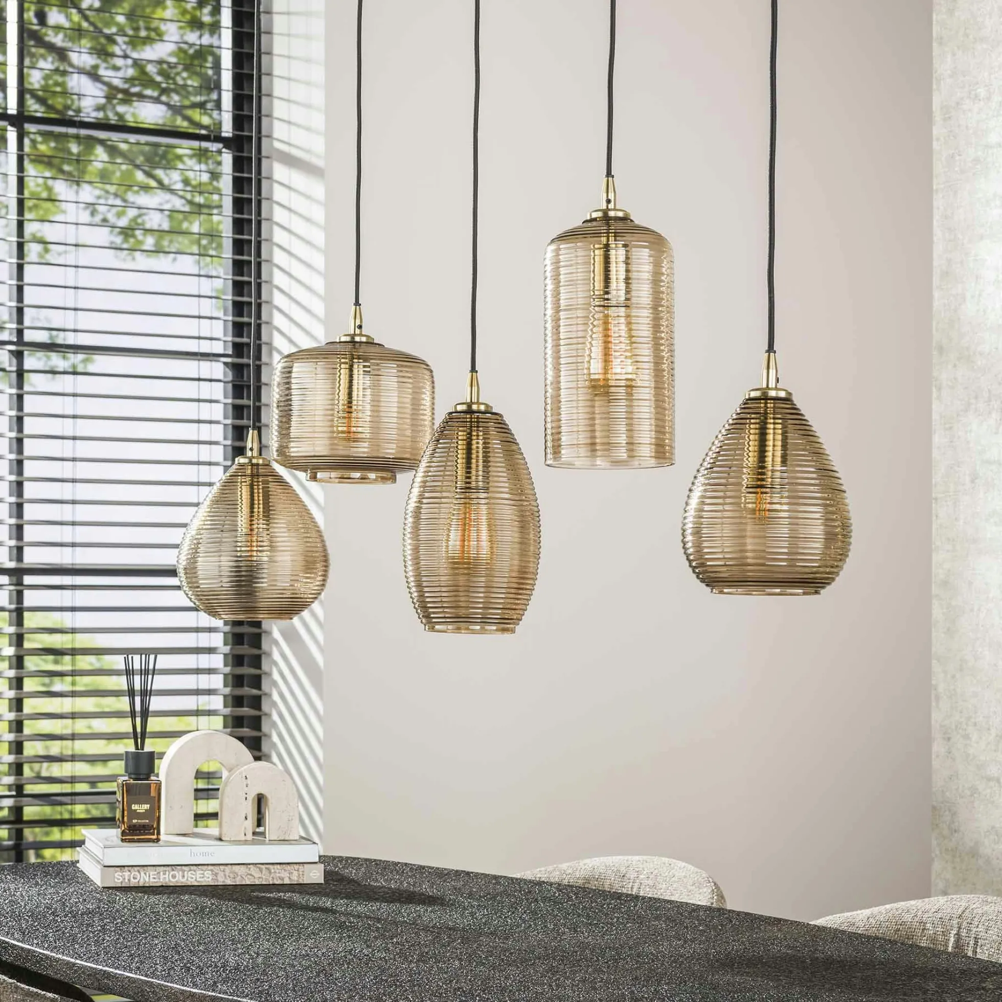 Suspension de table en verre brun 5 lampes striées NOVA