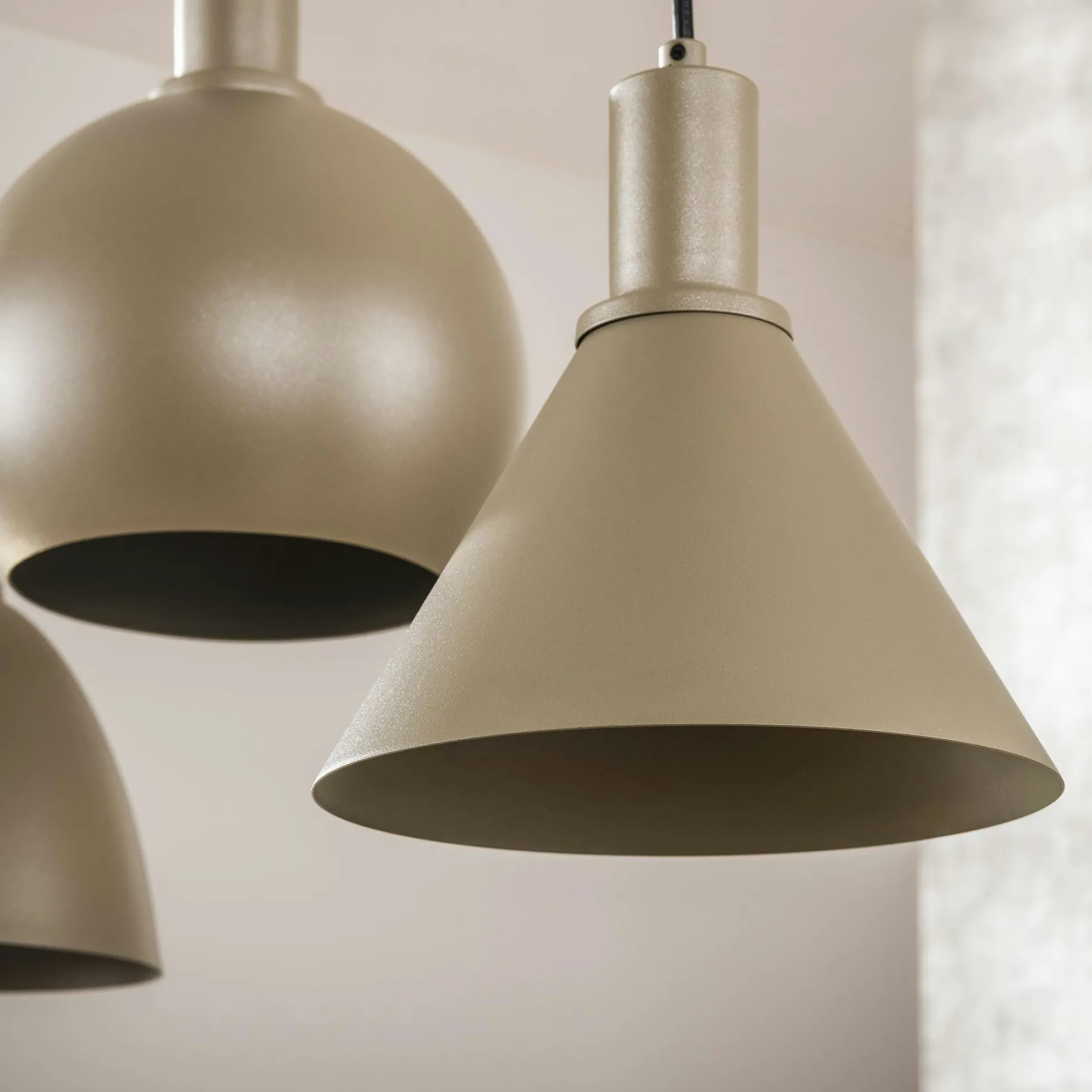 Suspension îlot cuisine 5 abat-jour métal beige TRIBECA