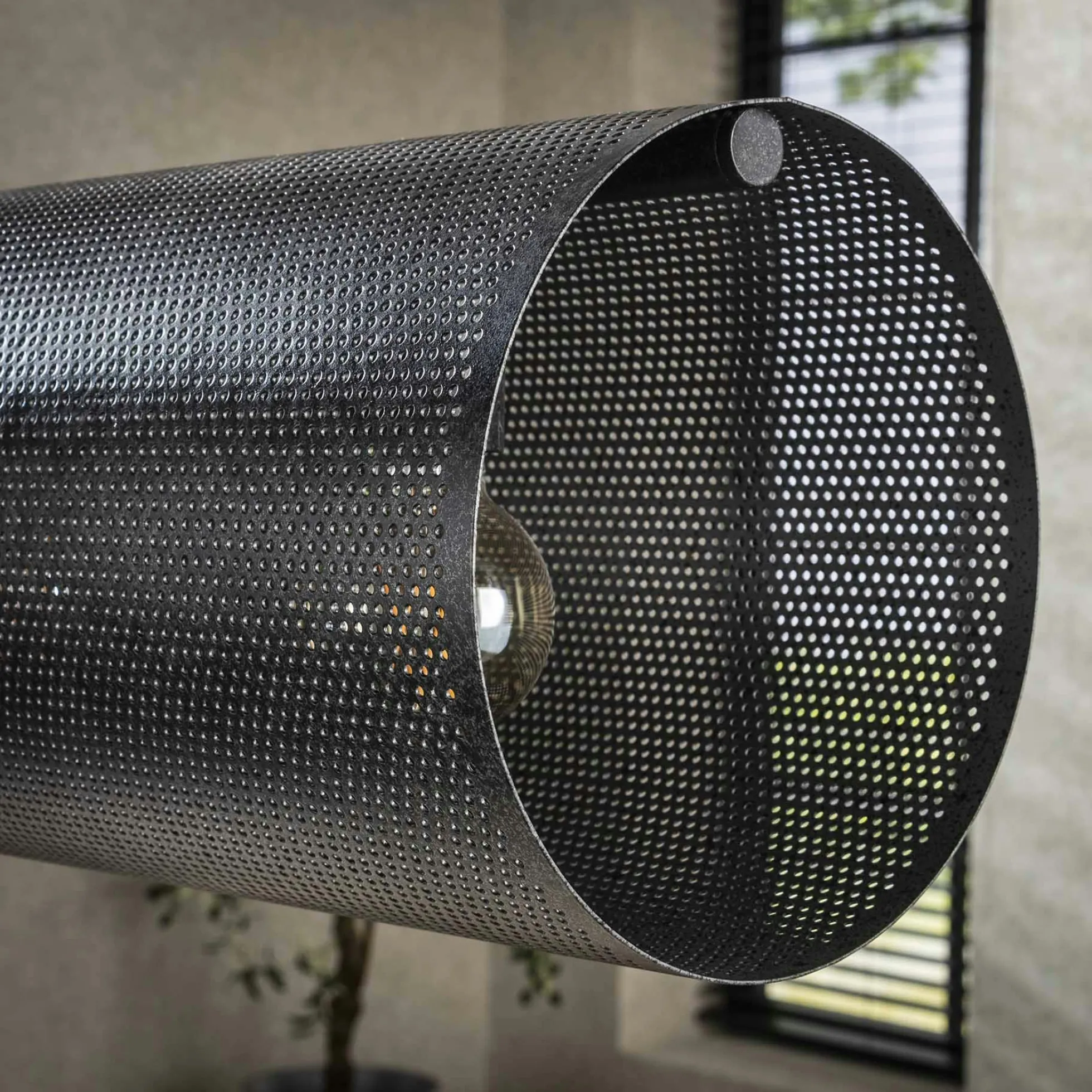 Suspension tube en métal noir perforé 7 lampes RALF