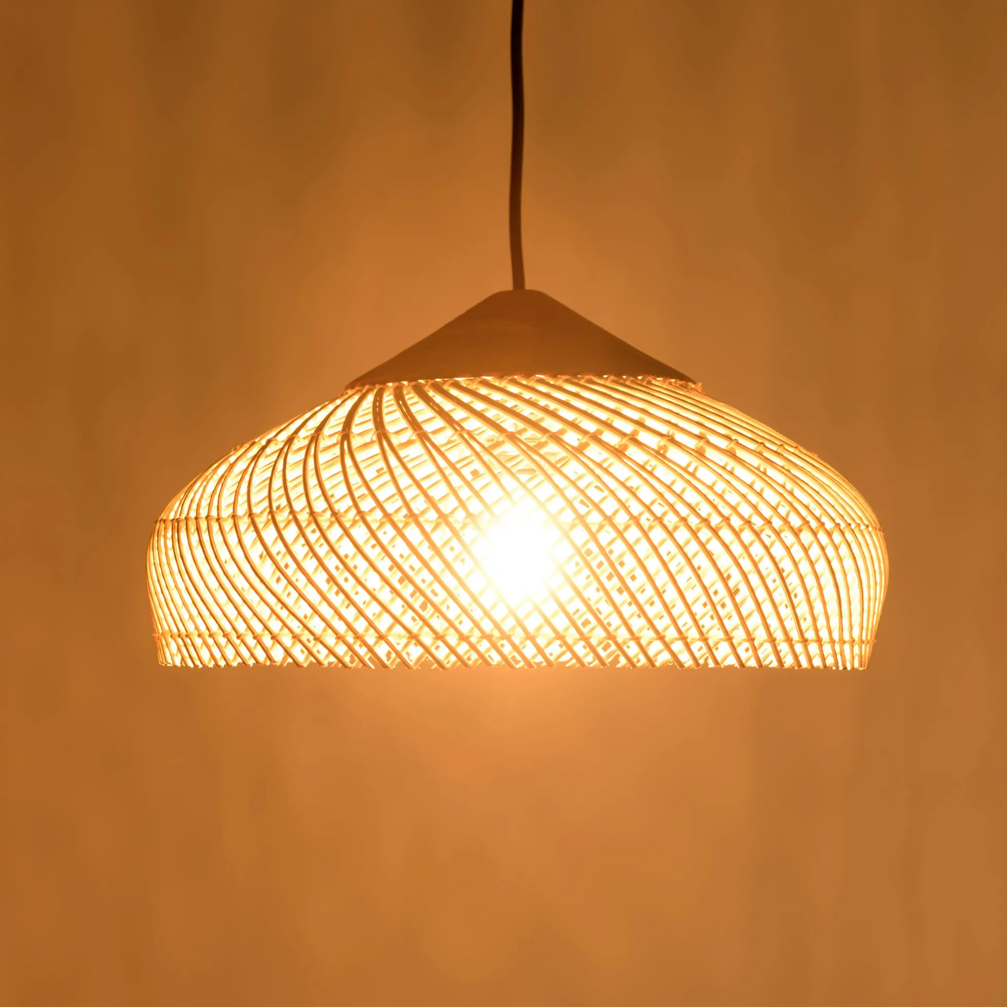 Suspension 40x40cm en rotin couleur naturelle et teck recyclé FOLELLI
