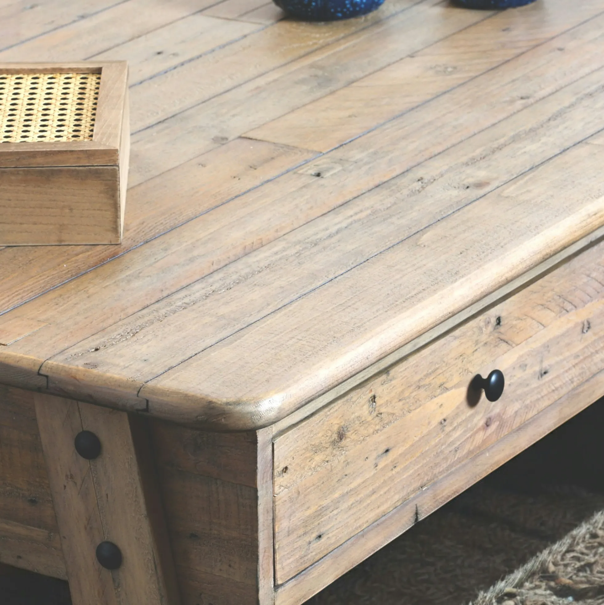 Table basse avec rangement bois recyclé clair tréteaux SALERNE