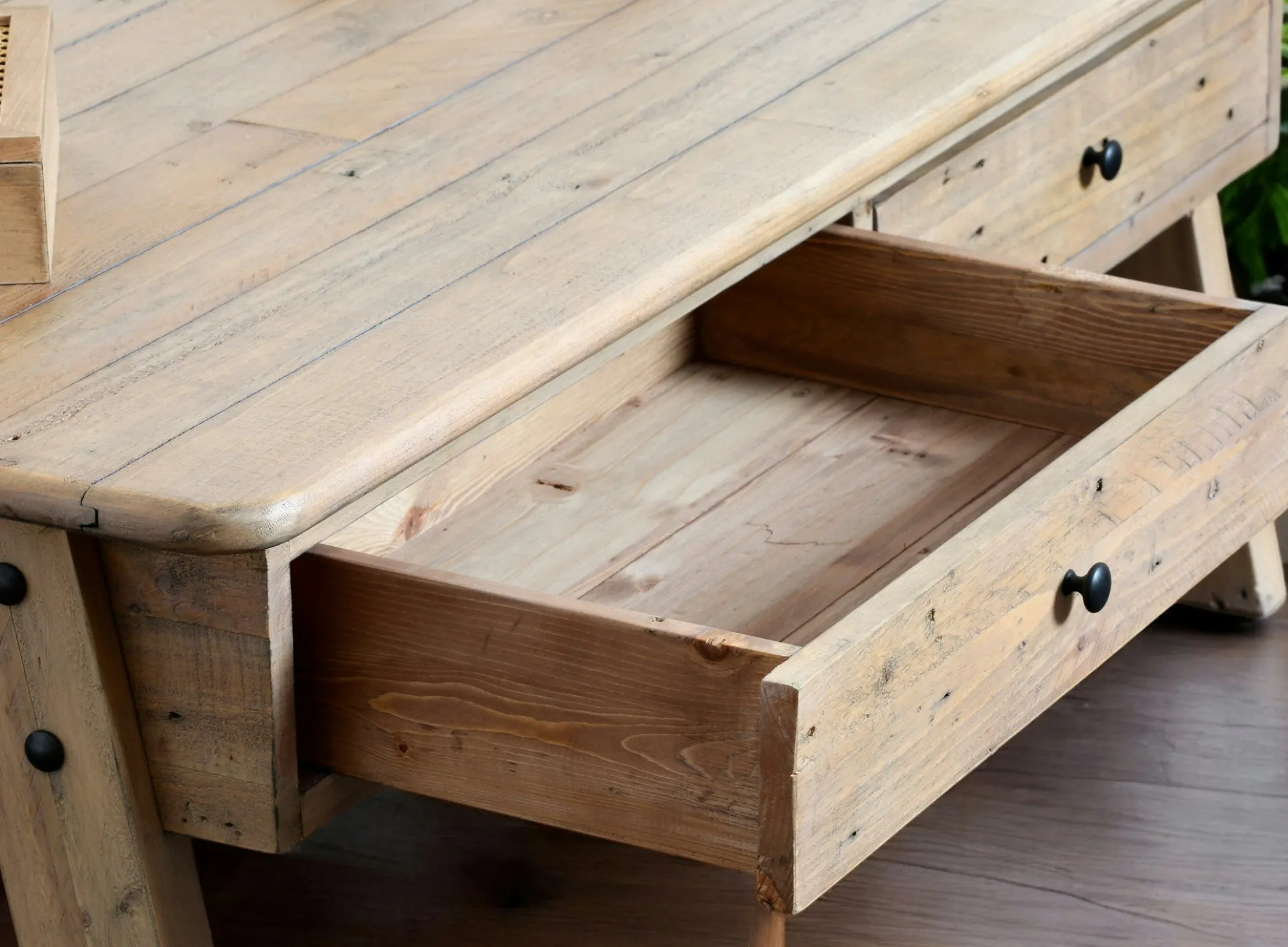 Table basse avec rangement bois recyclé clair tréteaux SALERNE