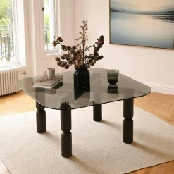 Table basse carrée en verre fumé - pieds bois sculpté BOMA