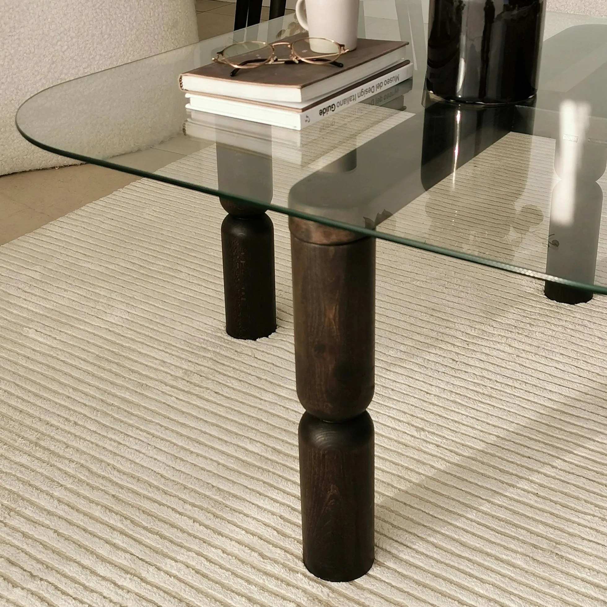 Table basse carrée en verre - pieds bois sculpté BOMA