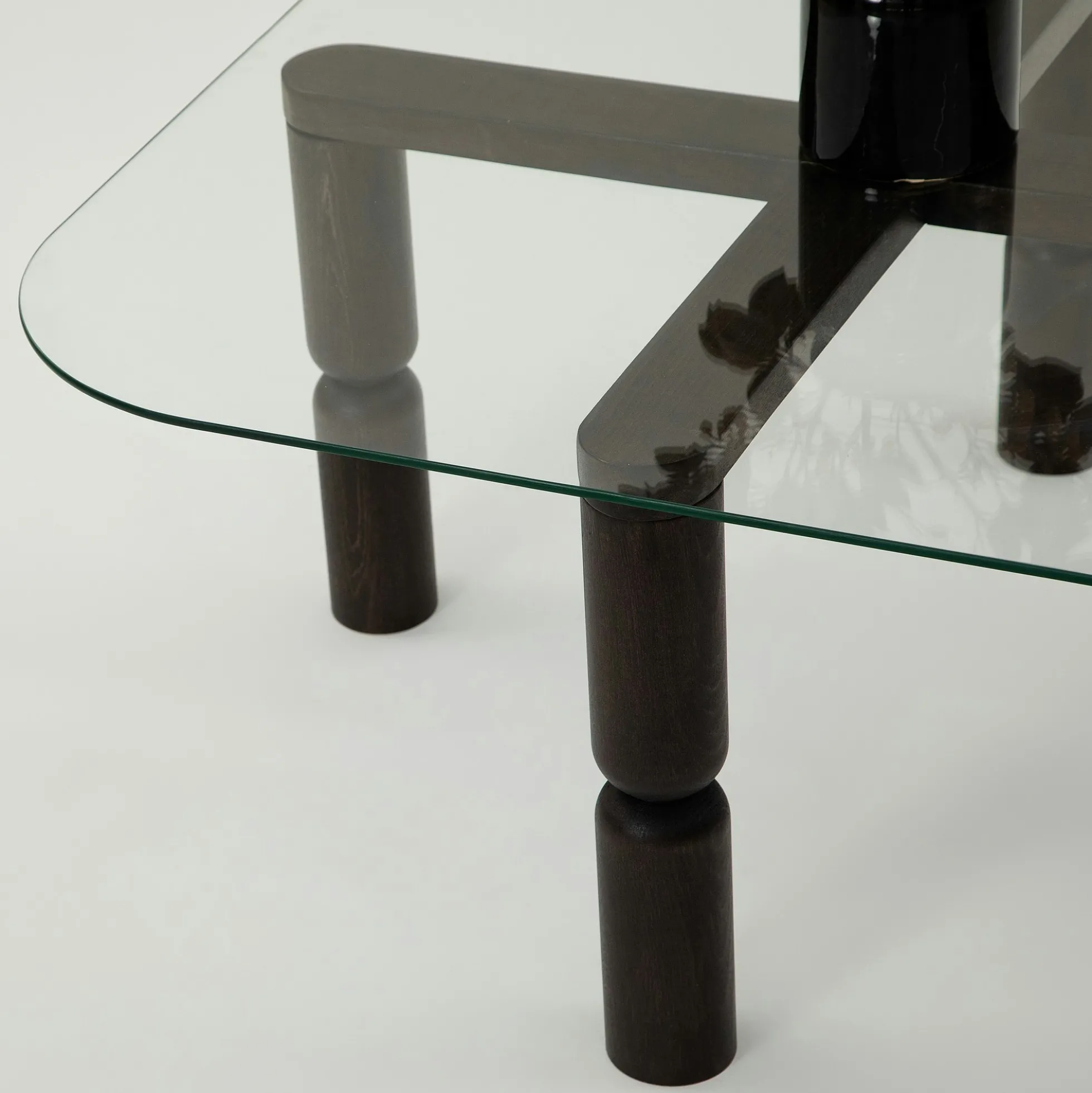 Table basse carrée en verre - pieds bois sculpté BOMA