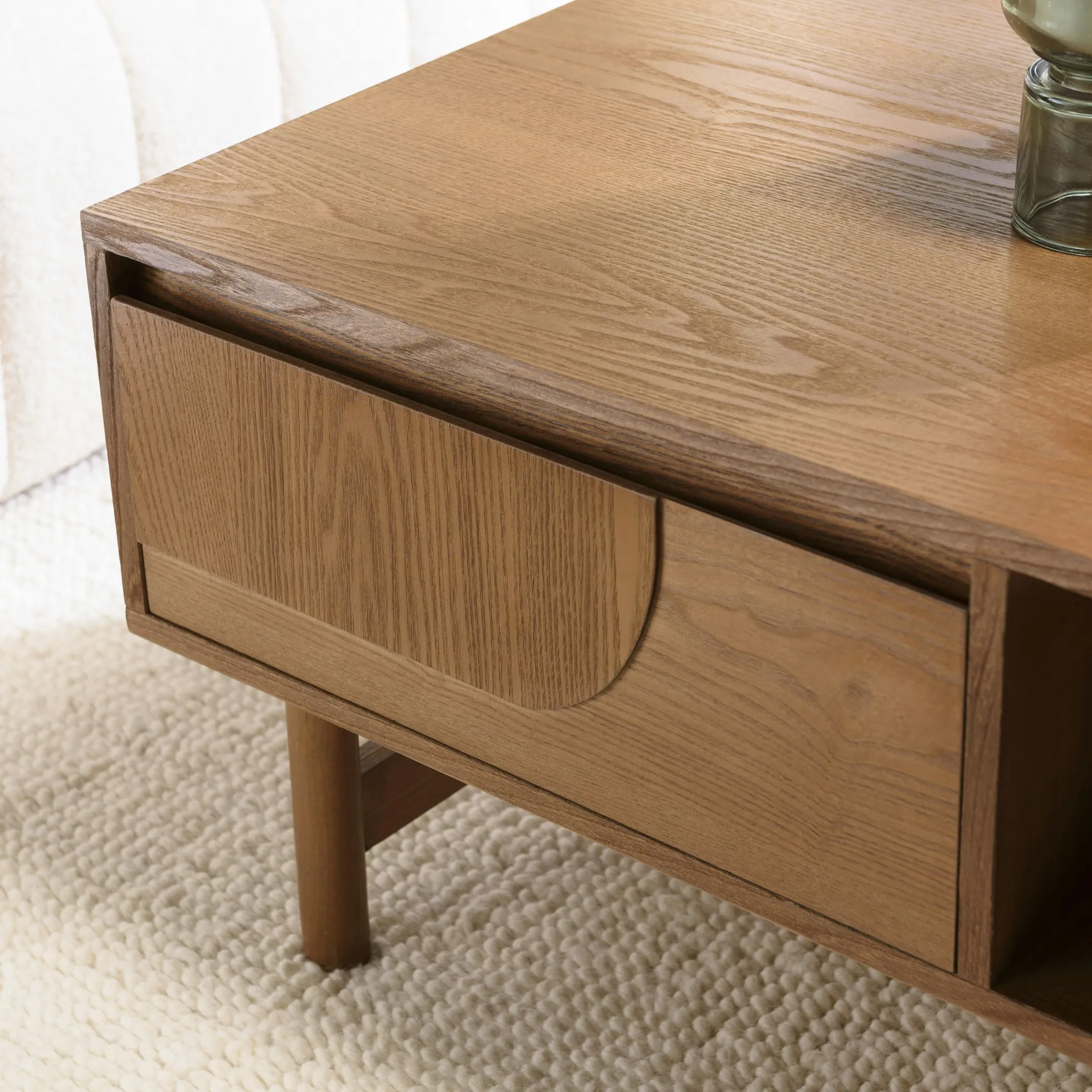 Table basse couleur naturelle 2 tiroirs motif arrondi 2 niches CORIA
