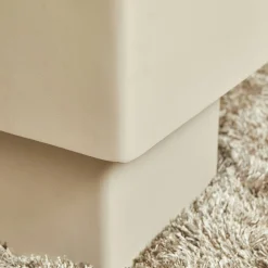Table basse cube en bois sable à pied central ALMA