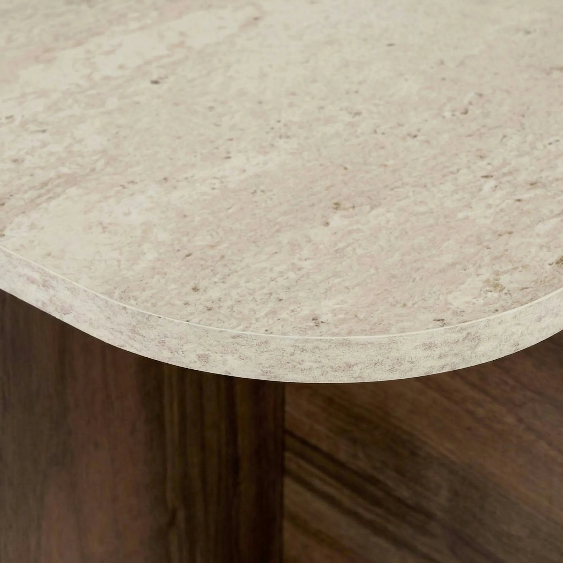 Table basse design organique décor travertin et noyer MARFA