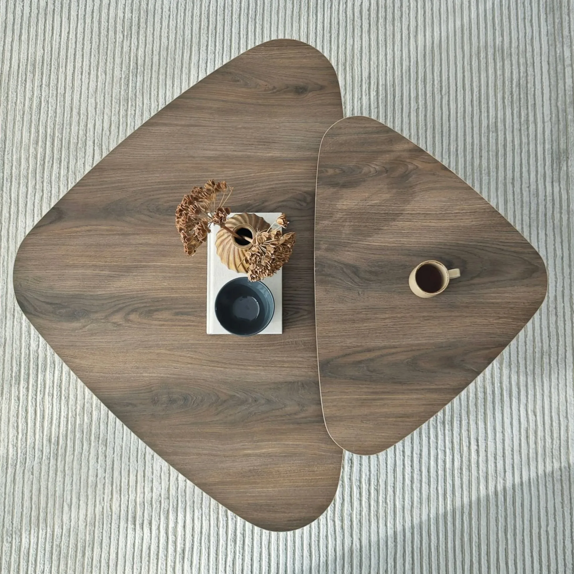 Table basse effet noyer, triangle organique (x2) MARFA