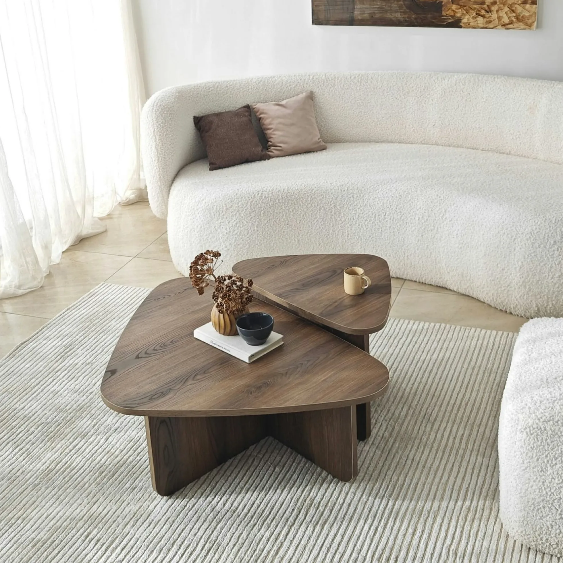 Table basse effet noyer, triangle organique (x2) MARFA