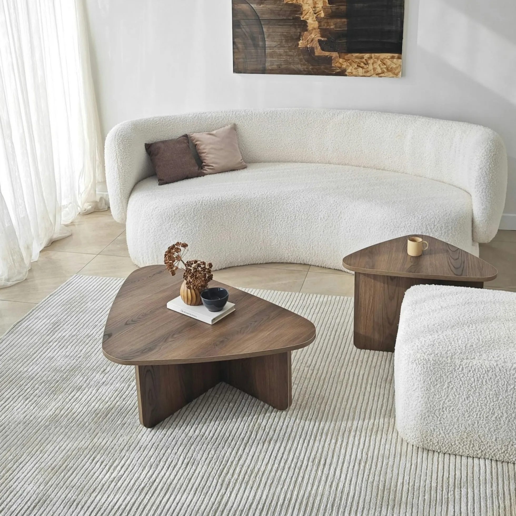 Table basse effet noyer, triangle organique (x2) MARFA