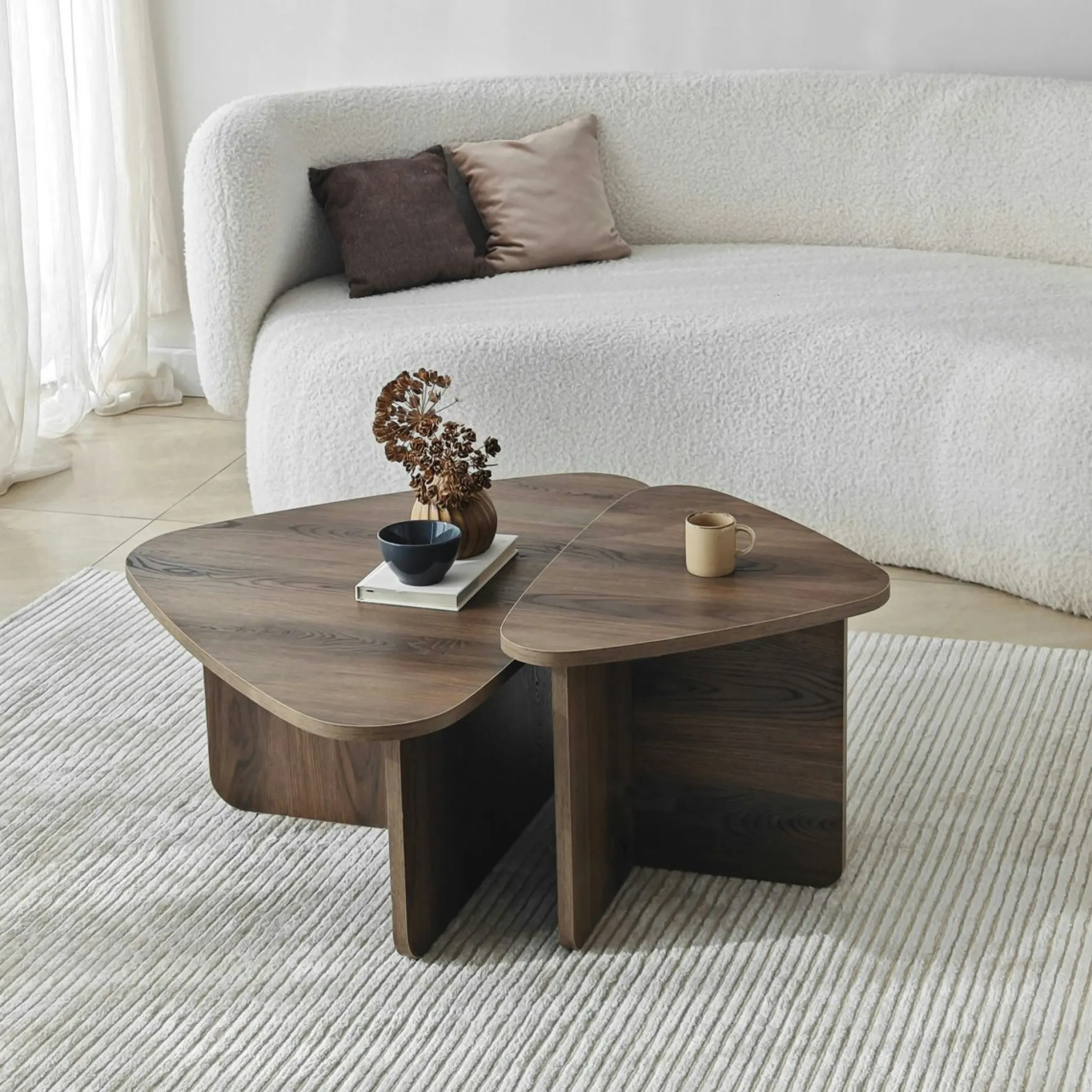 Table basse effet noyer, triangle organique (x2) MARFA