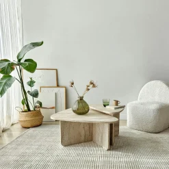 Table basse effet travertin, triangle organique (x2) MARFA