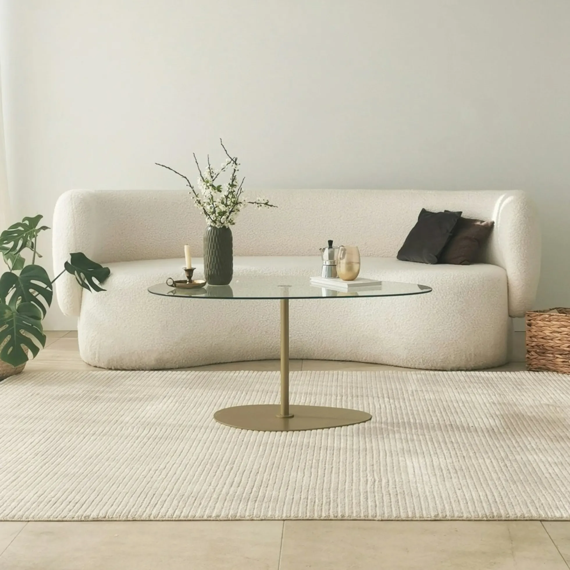Table basse en verre forme triangle organique pied doré TULUM