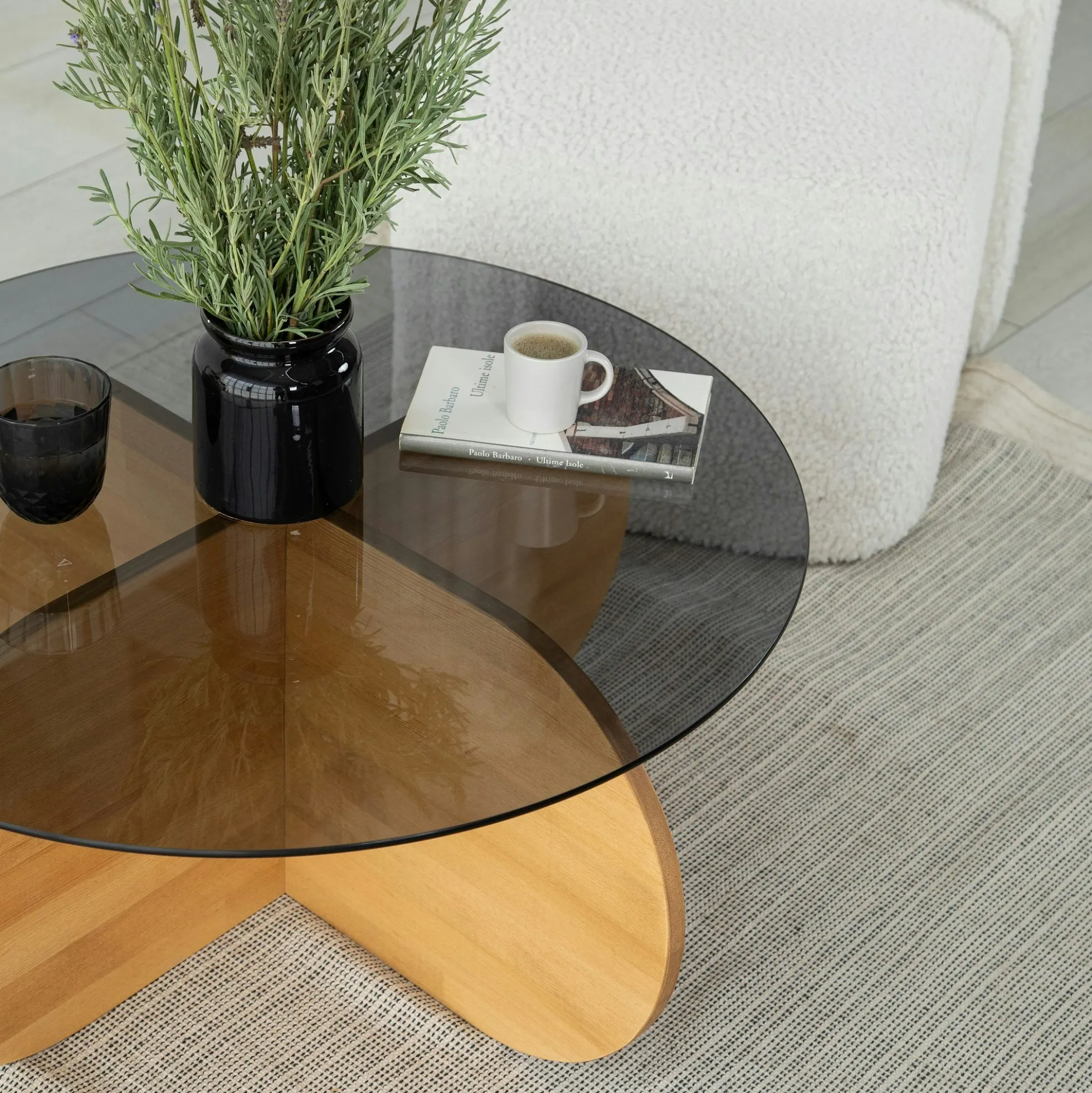 Table basse en verre fumé – pied en croix bois clair ANZIO