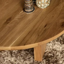 Table basse galet en bois clair à pieds larges LEXTON