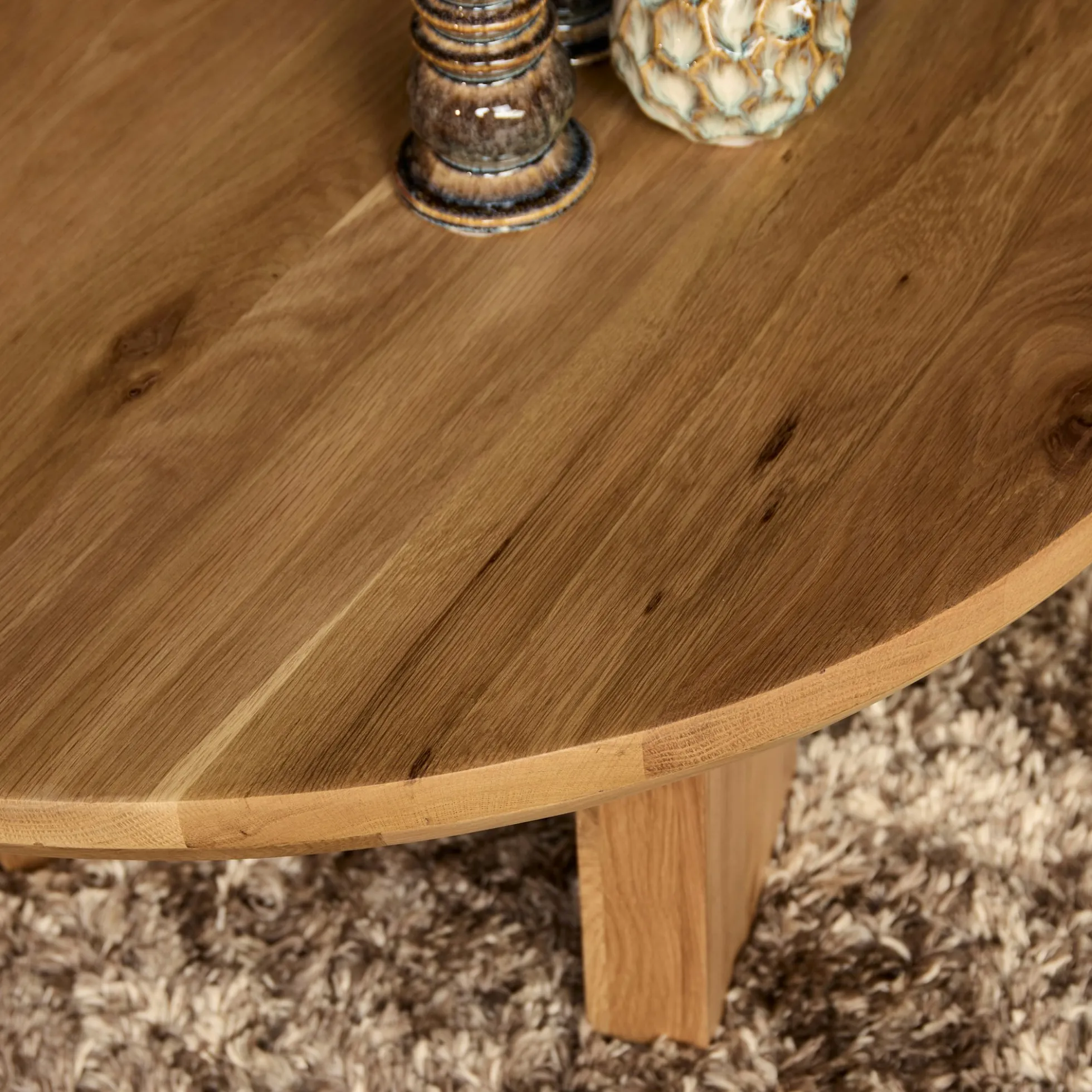 Table basse galet en bois clair à pieds larges LEXTON