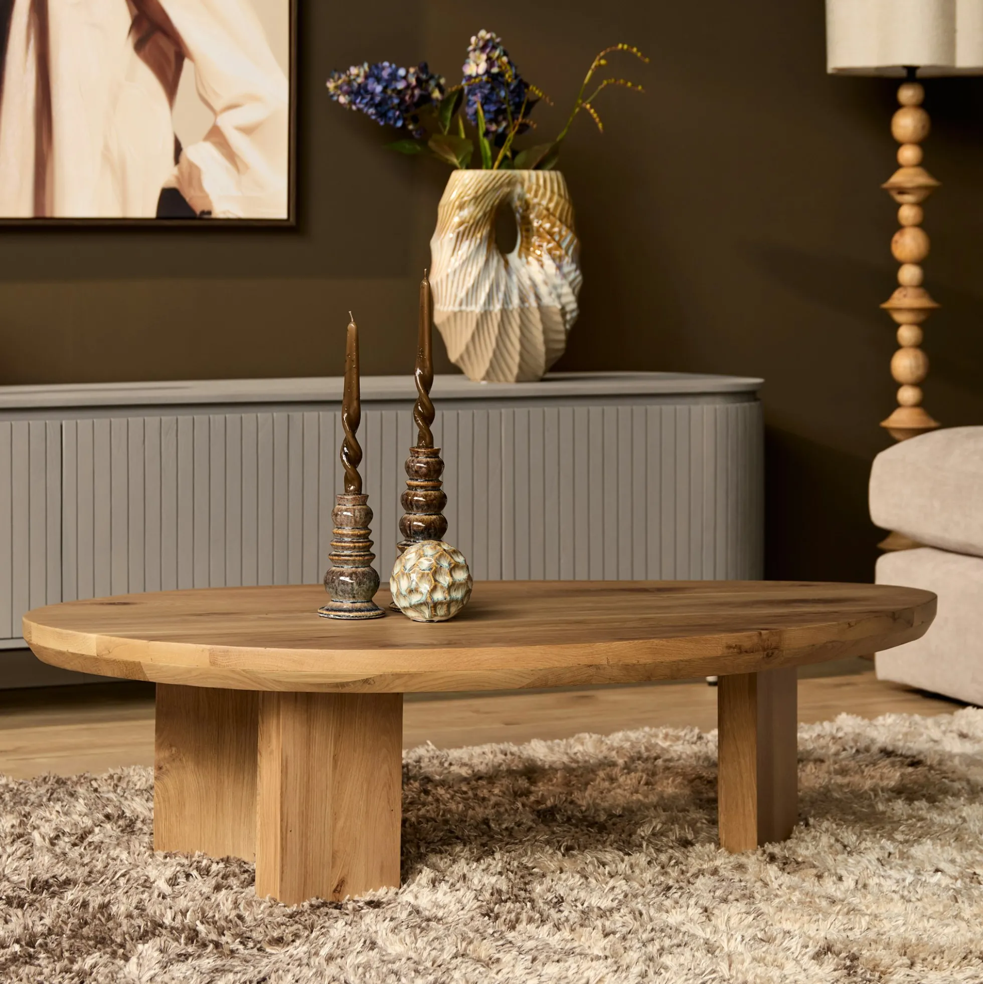 Table basse galet en bois clair à pieds larges LEXTON