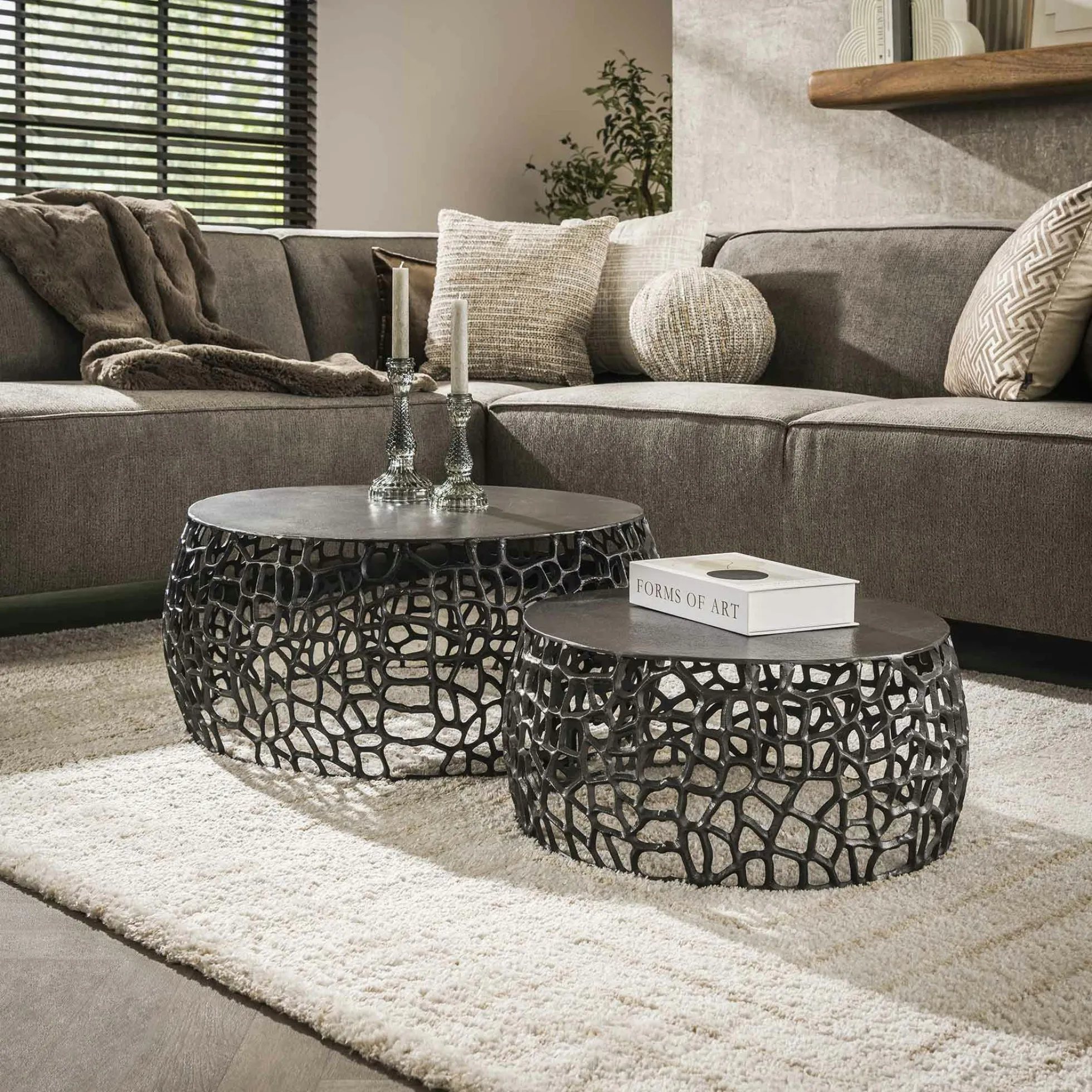 Table basse gigogne en métal gris motifs ajourés (2 pièces)