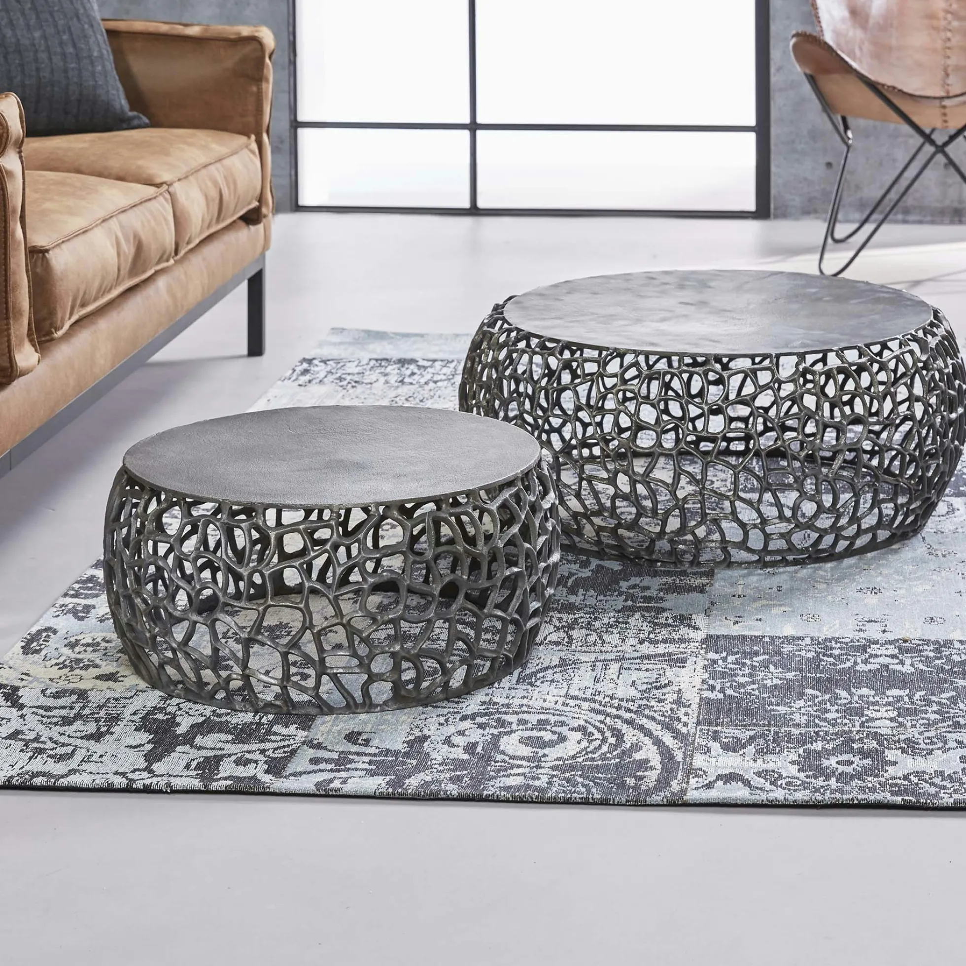Table basse gigogne en métal gris motifs ajourés (2 pièces)