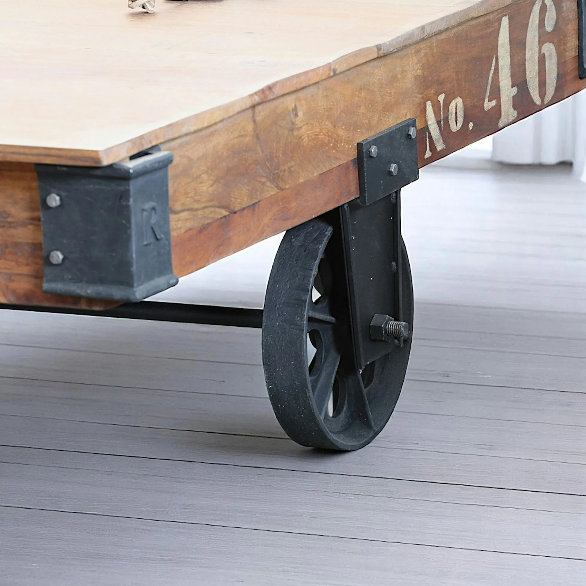 Table basse industrielle vintage bois recyclé roues LEEDS