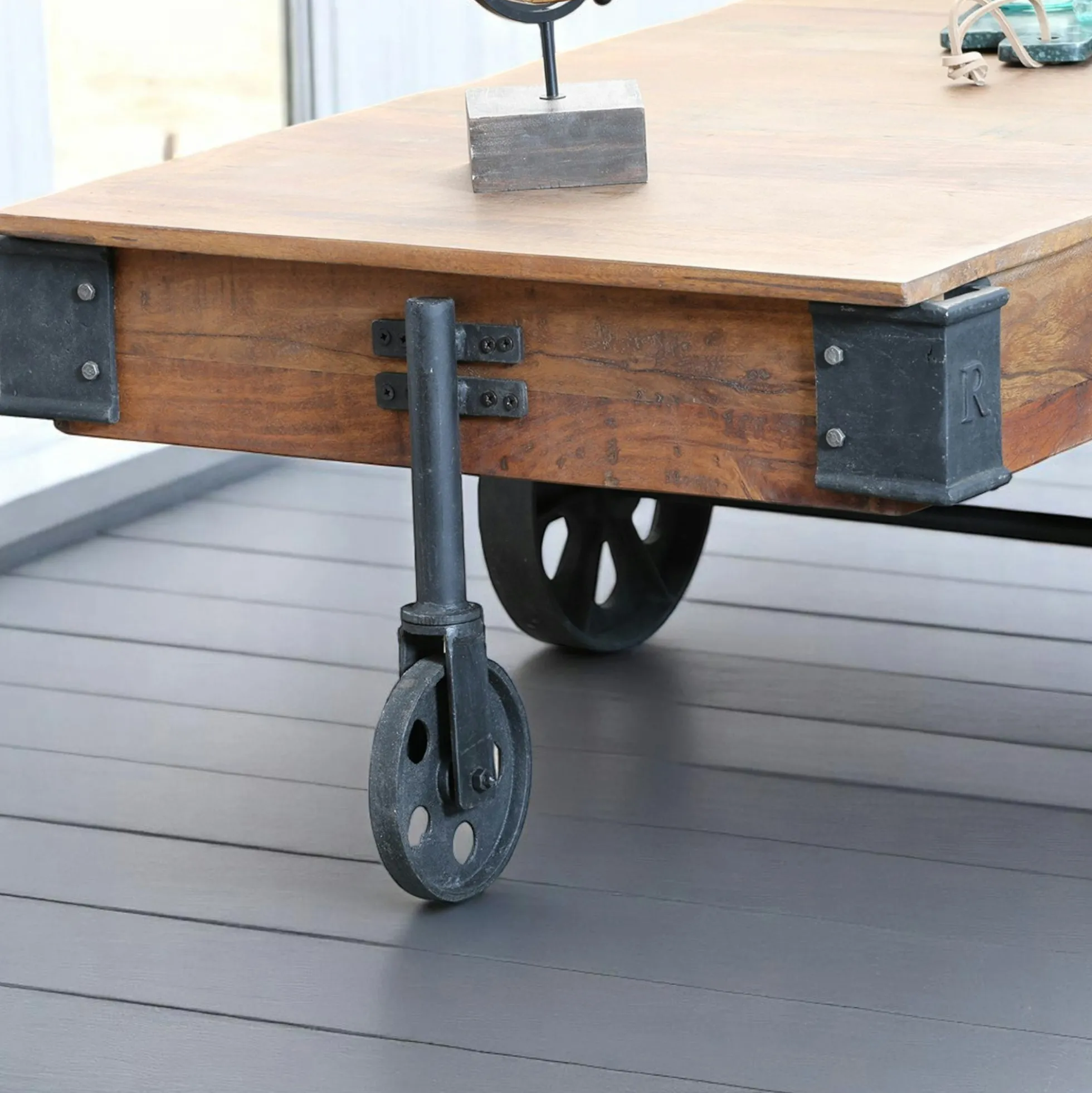 Table basse industrielle vintage bois recyclé roues LEEDS
