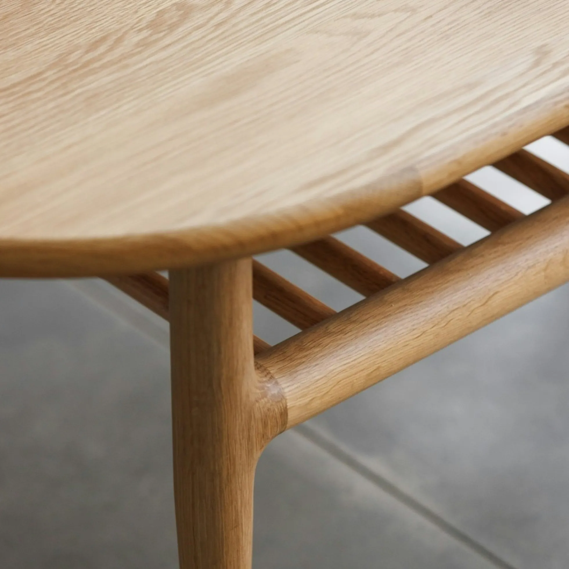 Table basse moderne en chêne clair DERBY