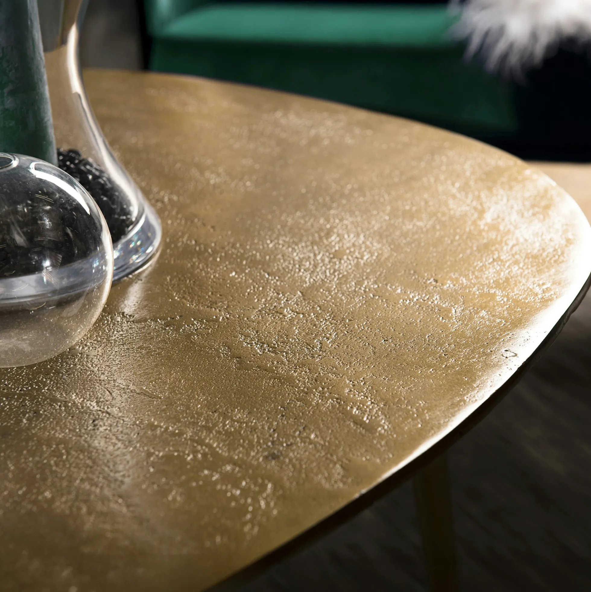 Table basse moderne forme goutte dorée ZALA